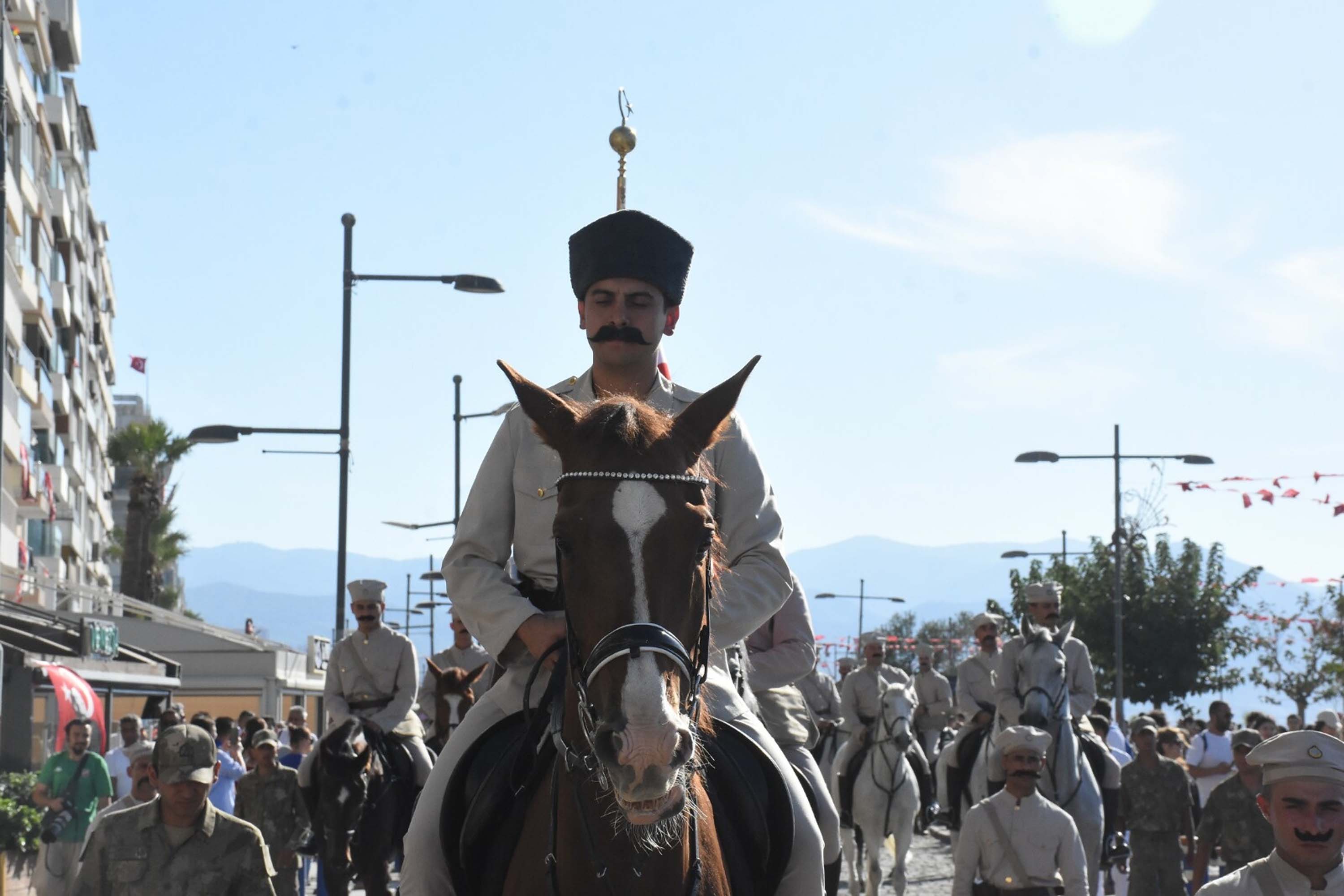 Zafer Yürüyüşüne katılan vatandaşlar