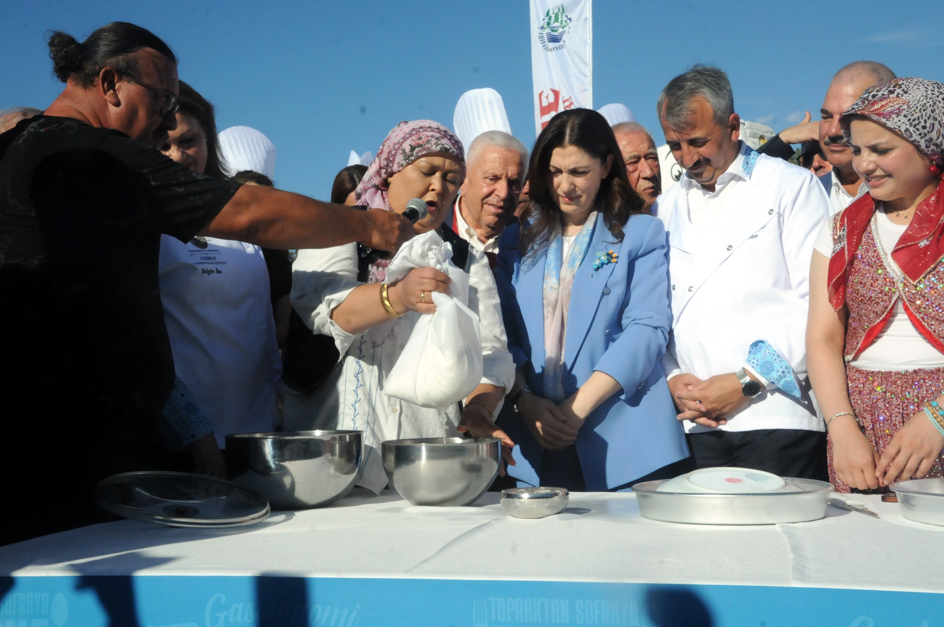 Festival katılımcıları peynir yapımını izlerken
