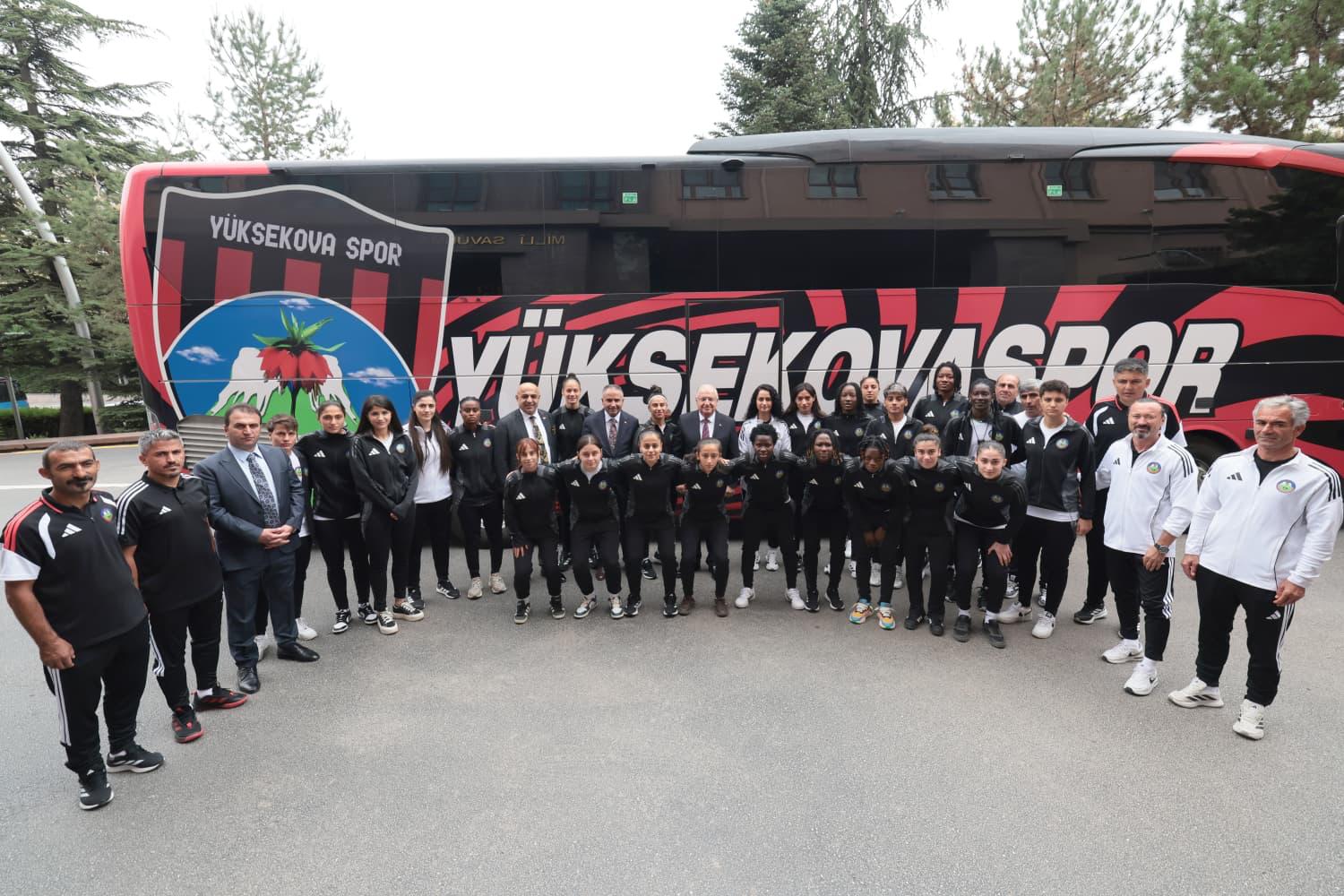 Milli Savunma Bakanı Yaşar Güler, Yüksekova Spor Kadın Futbol Takımı sporcuları ile görüştü