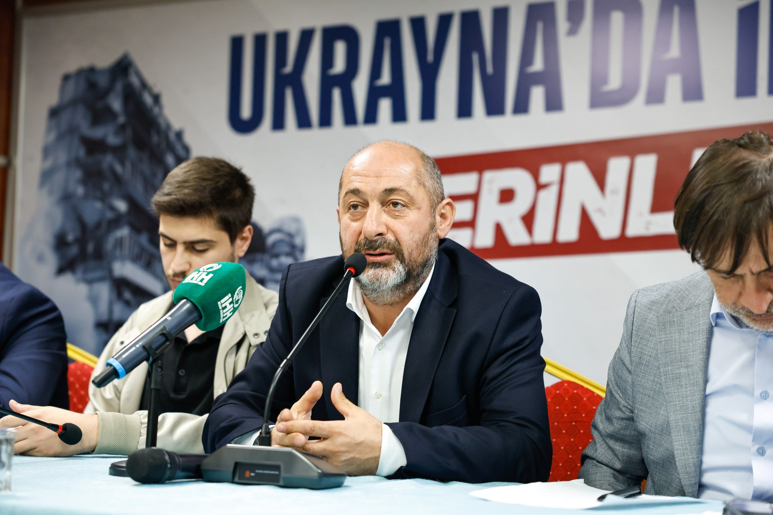 Basın toplantısına katılan STK temsilcileri