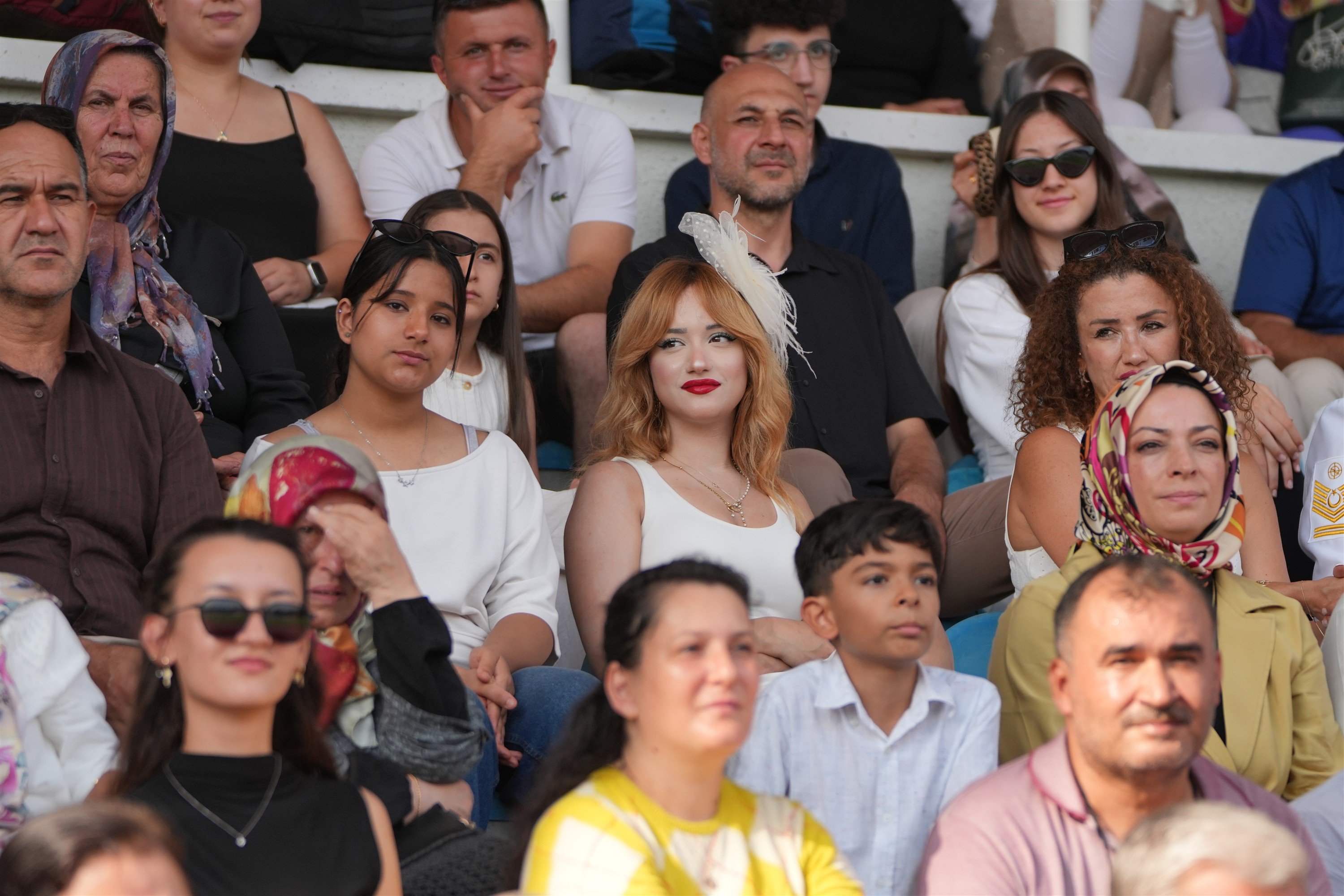 Deniz astsubayı mezuniyet töreni geçişi