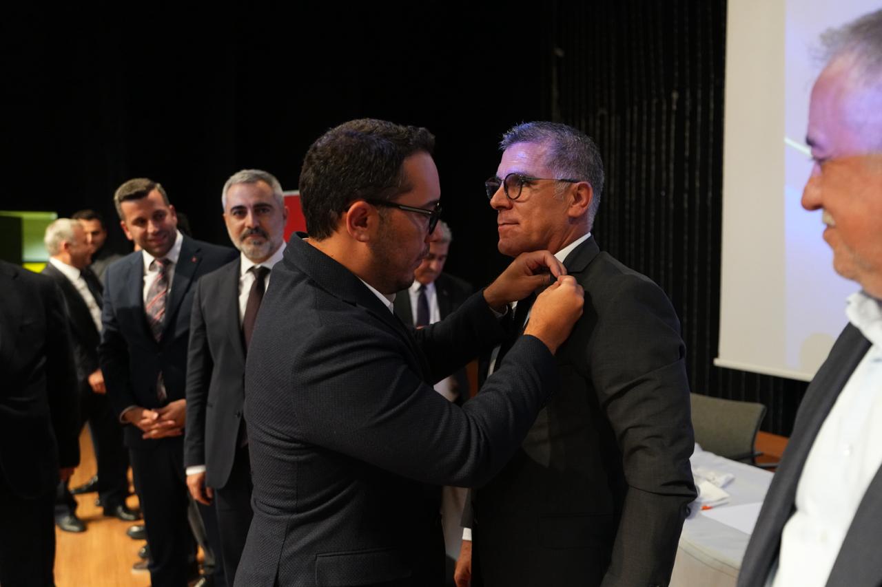 AK Parti İstanbul İl Başkanı Abdullah Özdemir konuşma yaparken