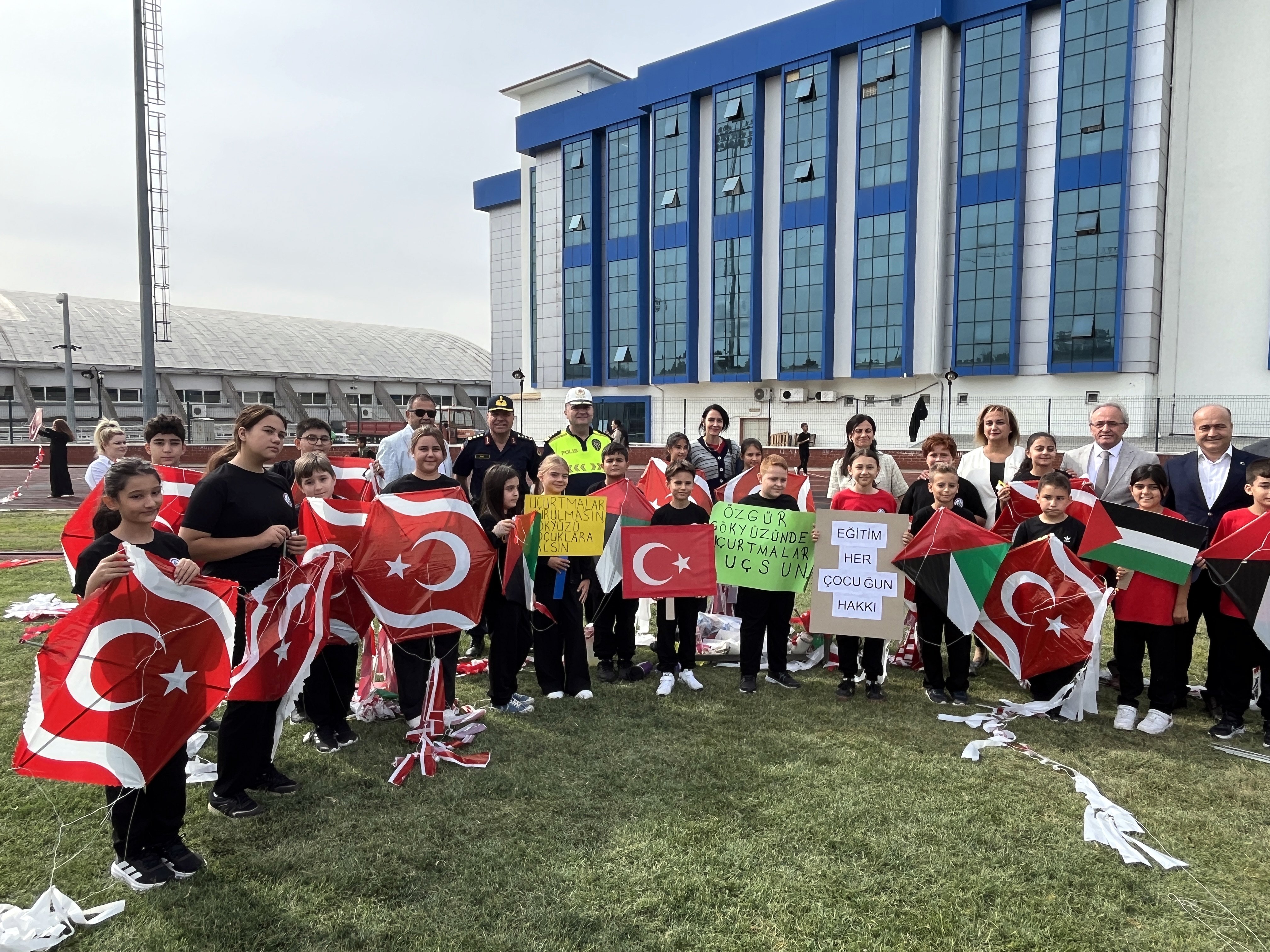 Çocuklar barış mesajı için uçurtma uçurdu