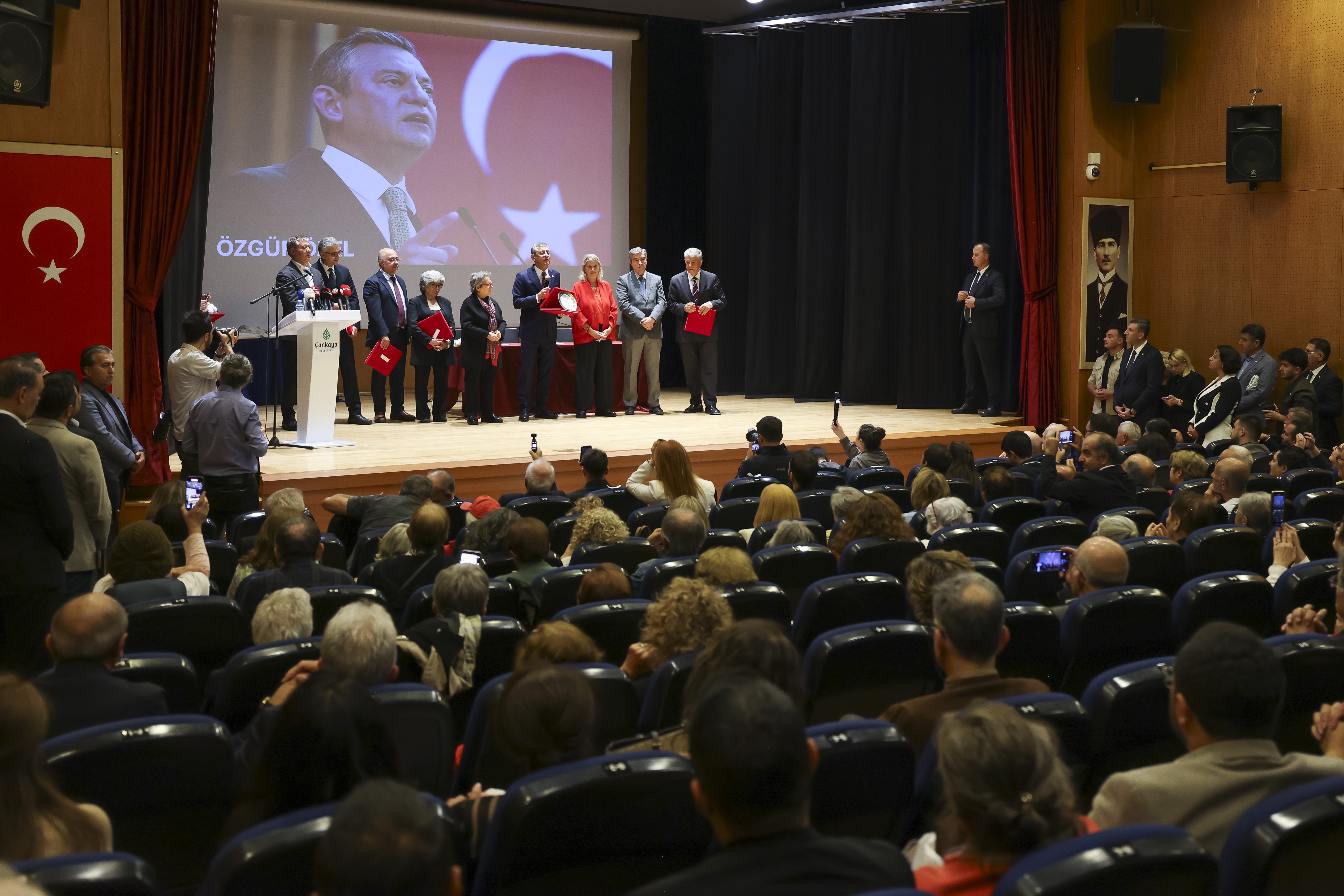 Özgür Özel Dil Bayramı etkinliğinde konuştu