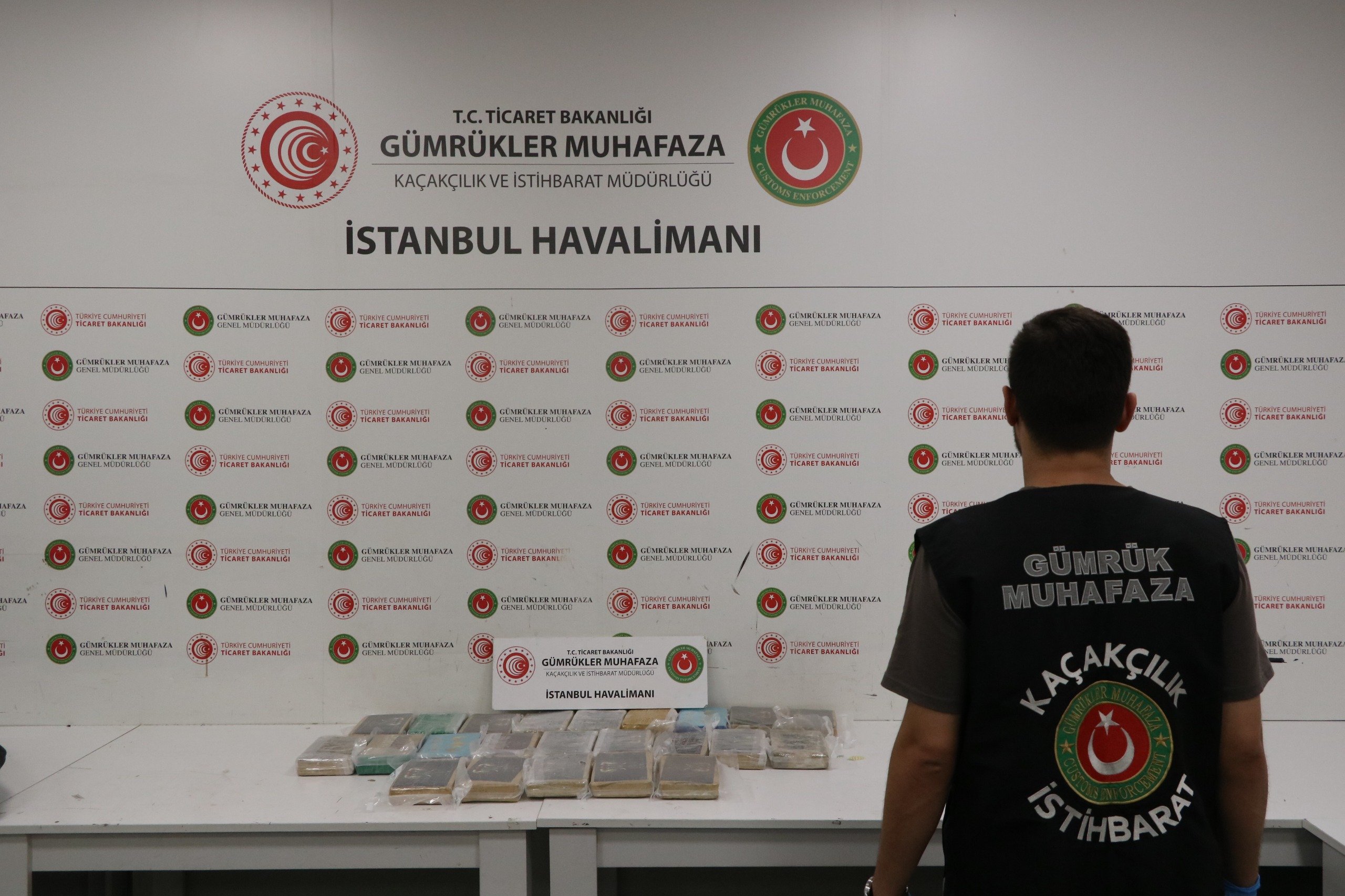 Gümrük ekiplerinin ele geçirdiği kokain paketleri