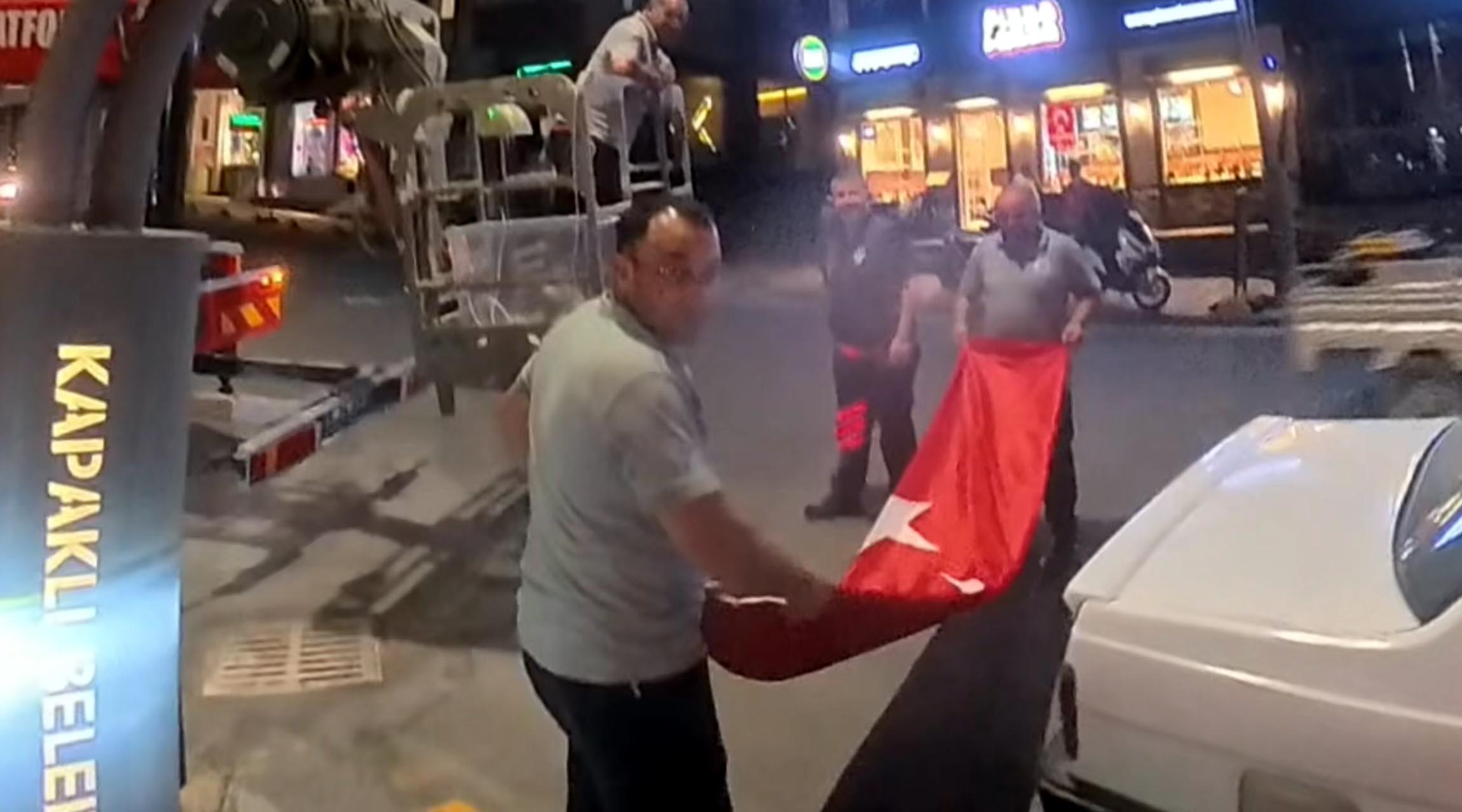 Belediye personeli motokurye Tuğba Ertunç Türk bayrağı veriyor
