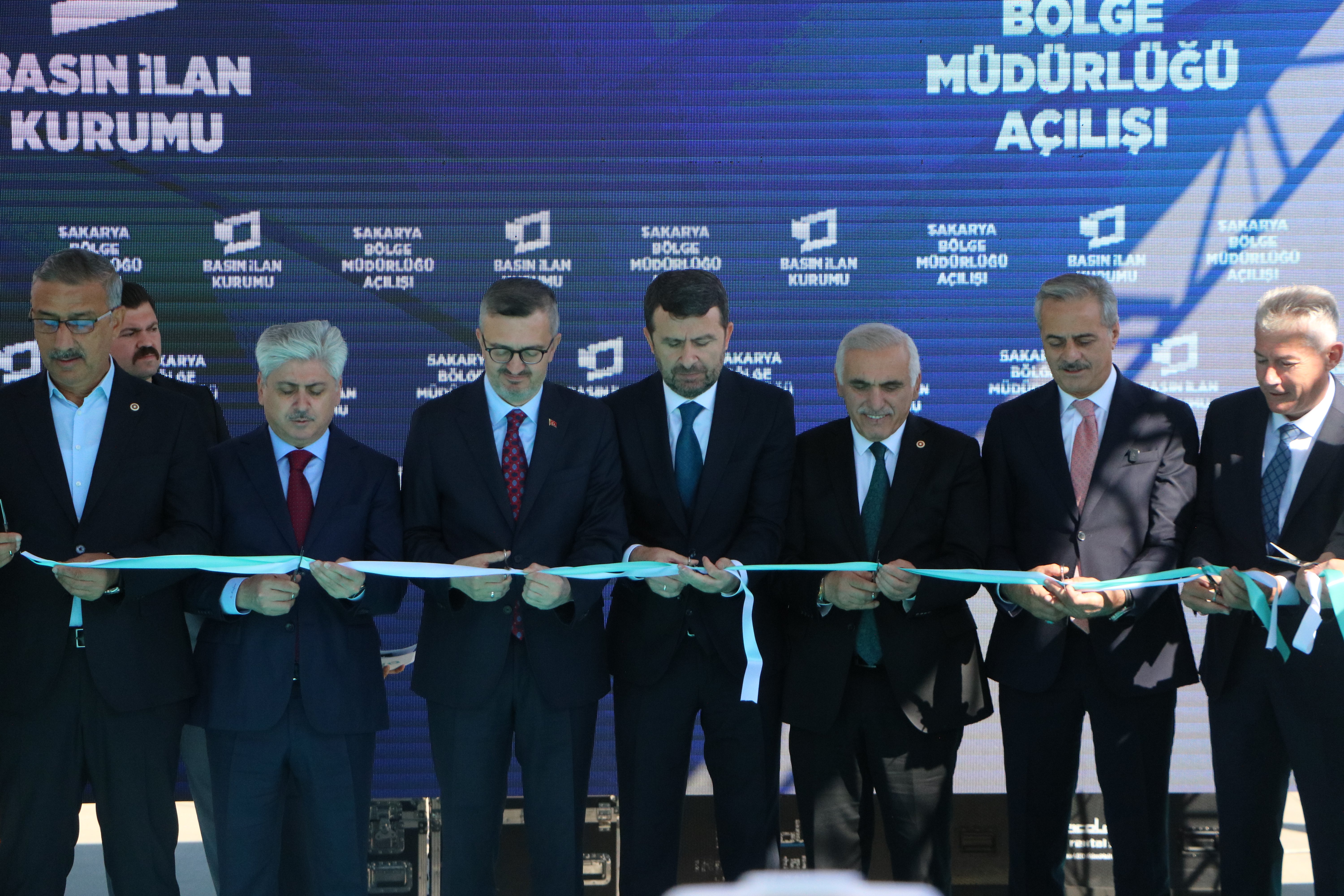 İletişim Başkanı Burhanettin Duran, açılış kurdelesini kesti