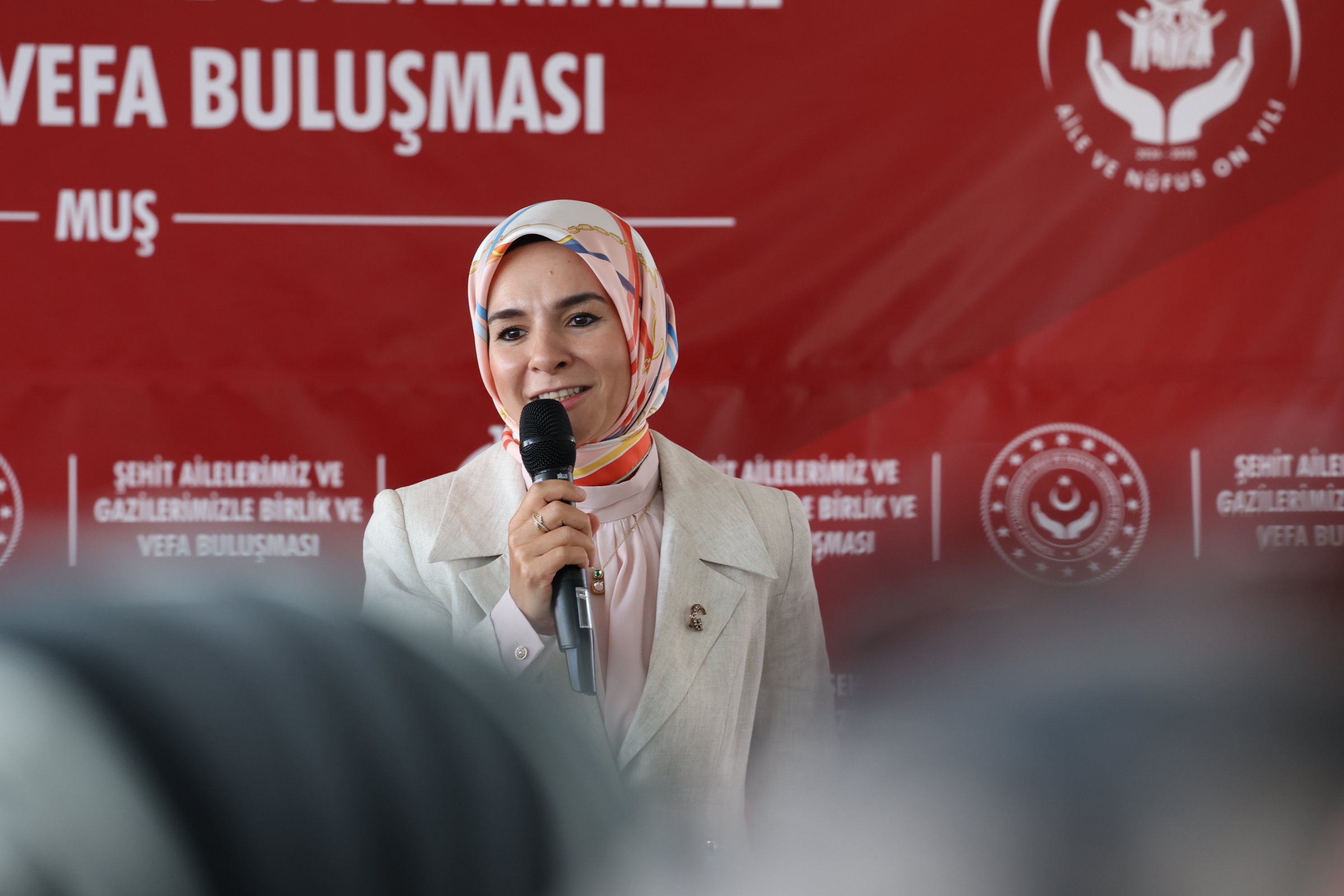 Göktaş gazilerle sohbet ediyor