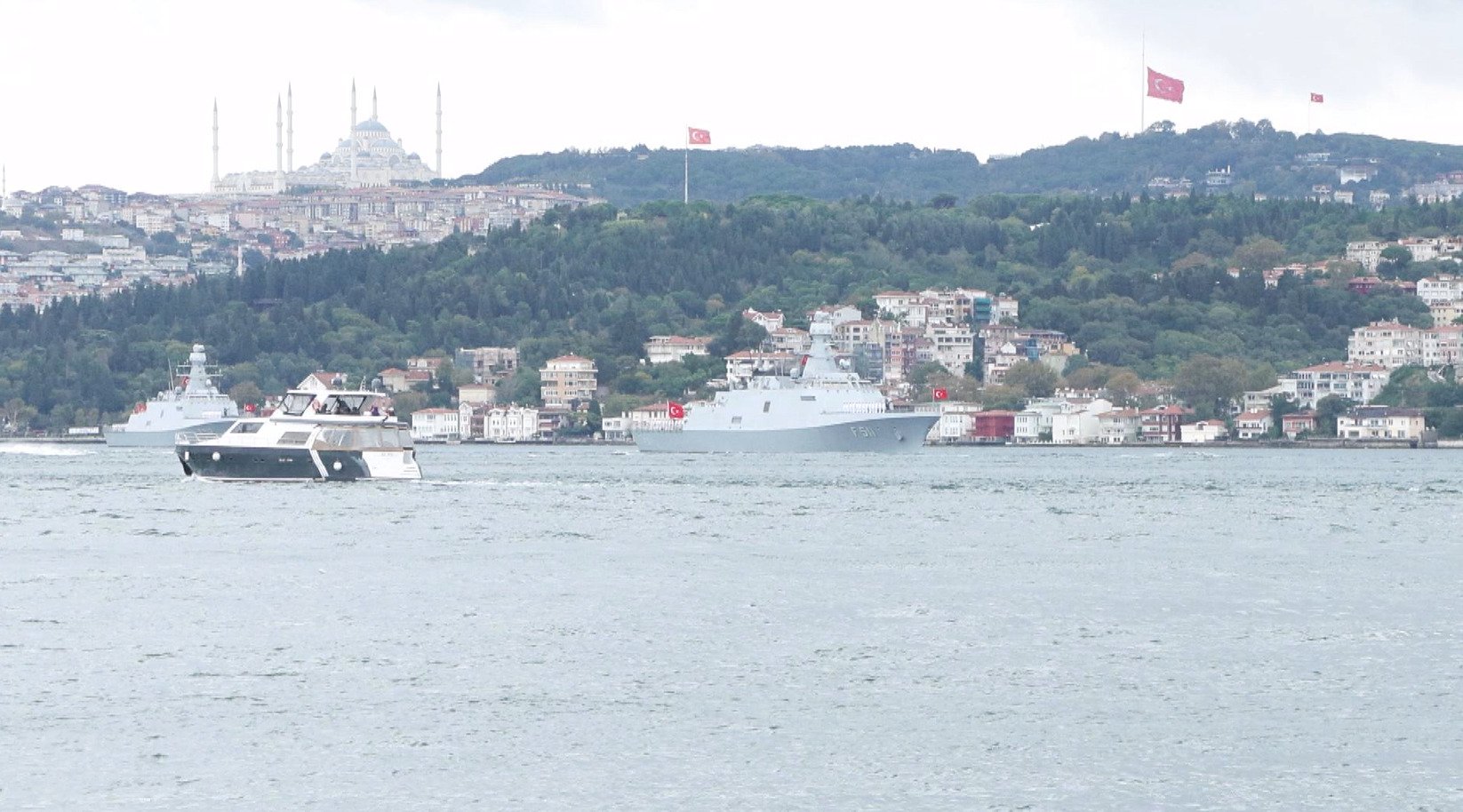 Deniz Kuvvetleri gemileri çimariva selamı