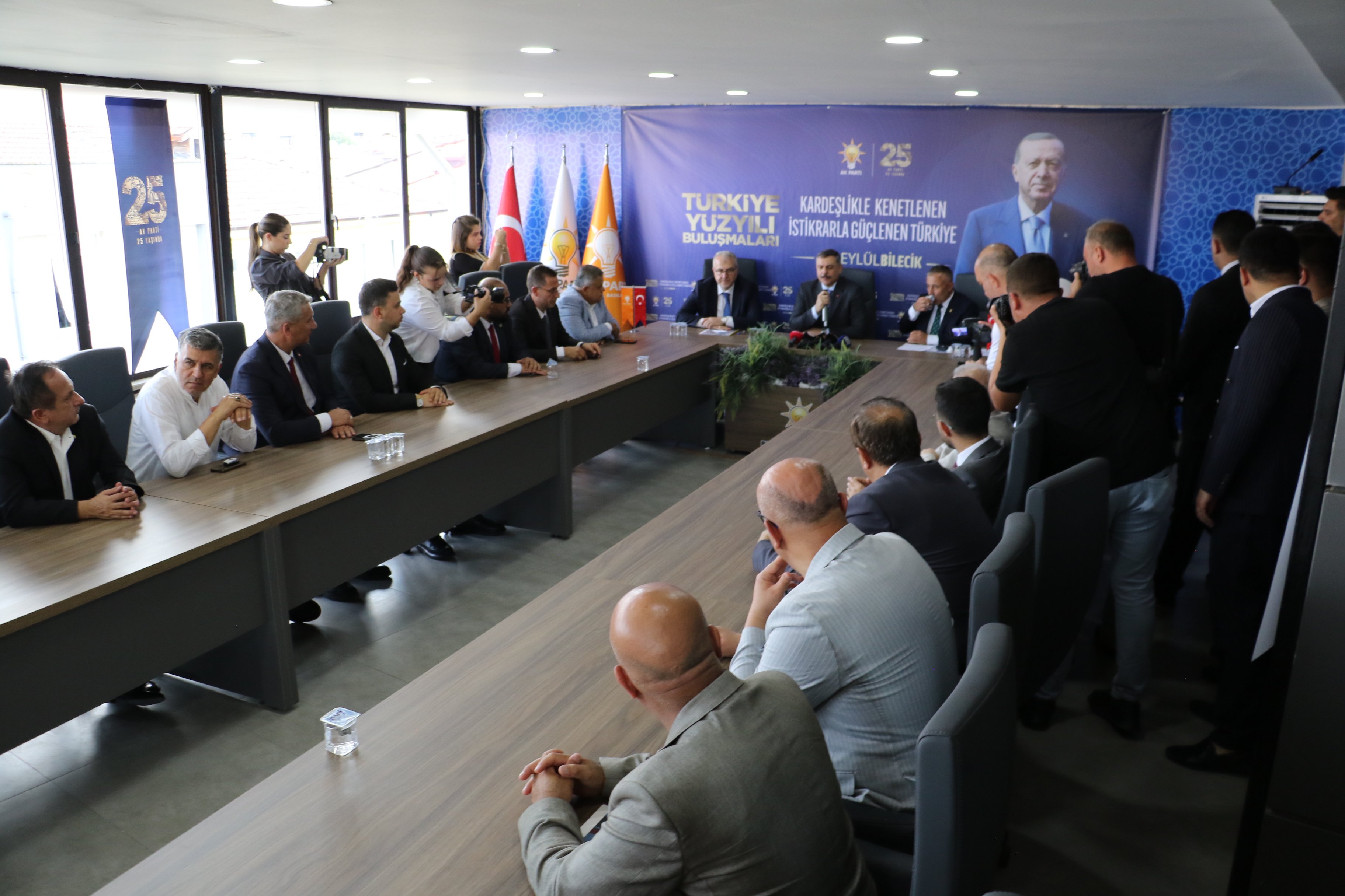 İçişleri Bakanı Mustafa Çiftçi, Bilecik AK Parti İl Başkanlığı ziyaretinde konuşuyor