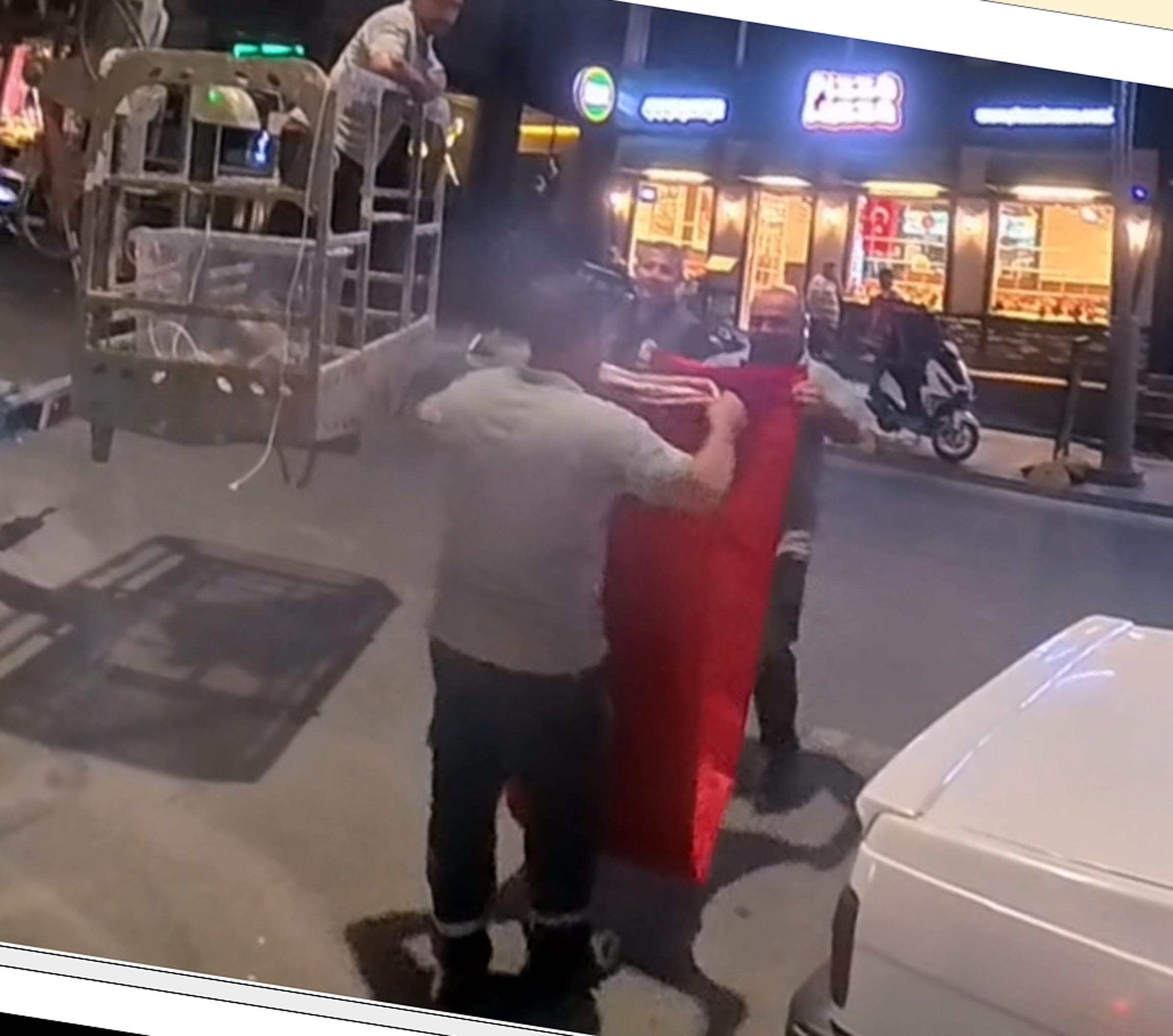 Motokurye Tuğba Ertunç Türk bayrağı taşıyor
