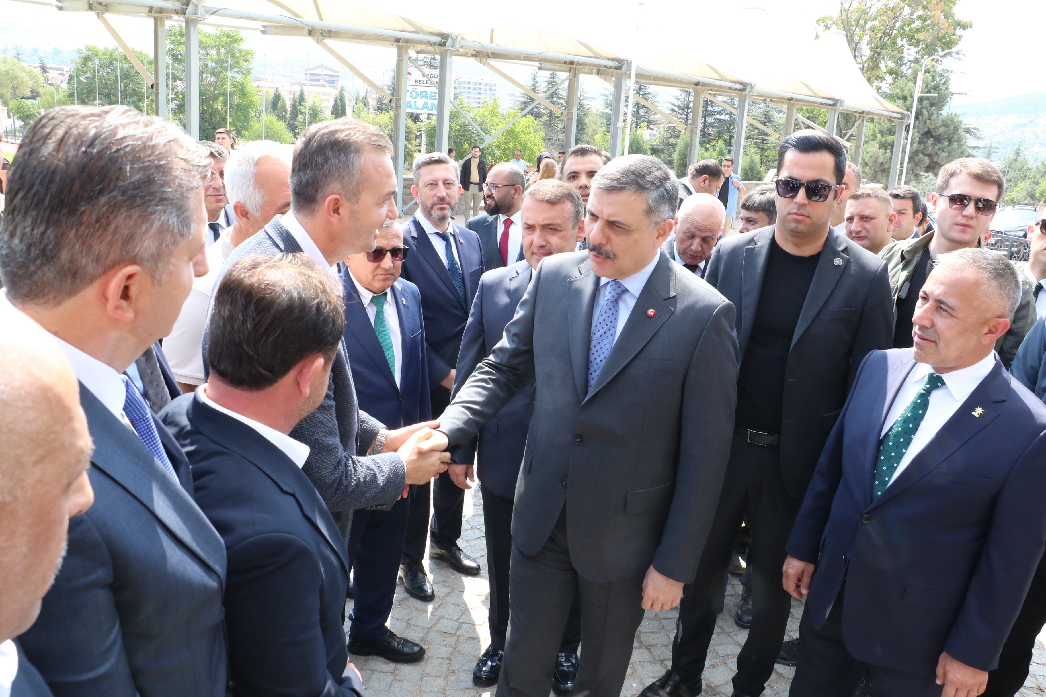 Bakan Çiftçi şeref defterini imzalıyor