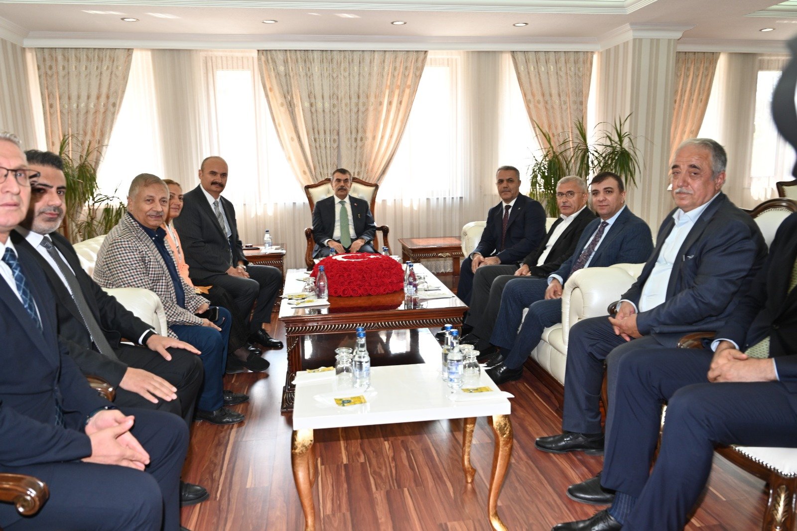 Bakan Tekin, katılımcılarla selamlaşıyor