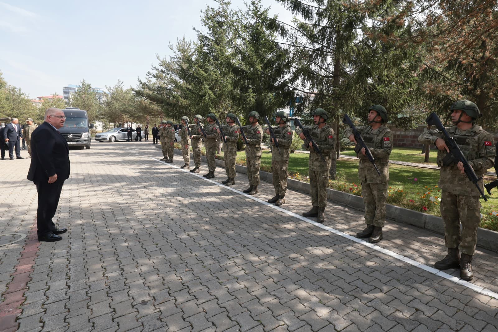 Milli Savunma Bakanı Yaşar Güler ve Bakan Yardımcısı Salih Ayhan Kars