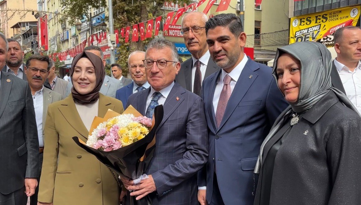 AK Parti Grup Başkanı Abdullah Güler Karabük'te partisinin il başkanlığında konuştu