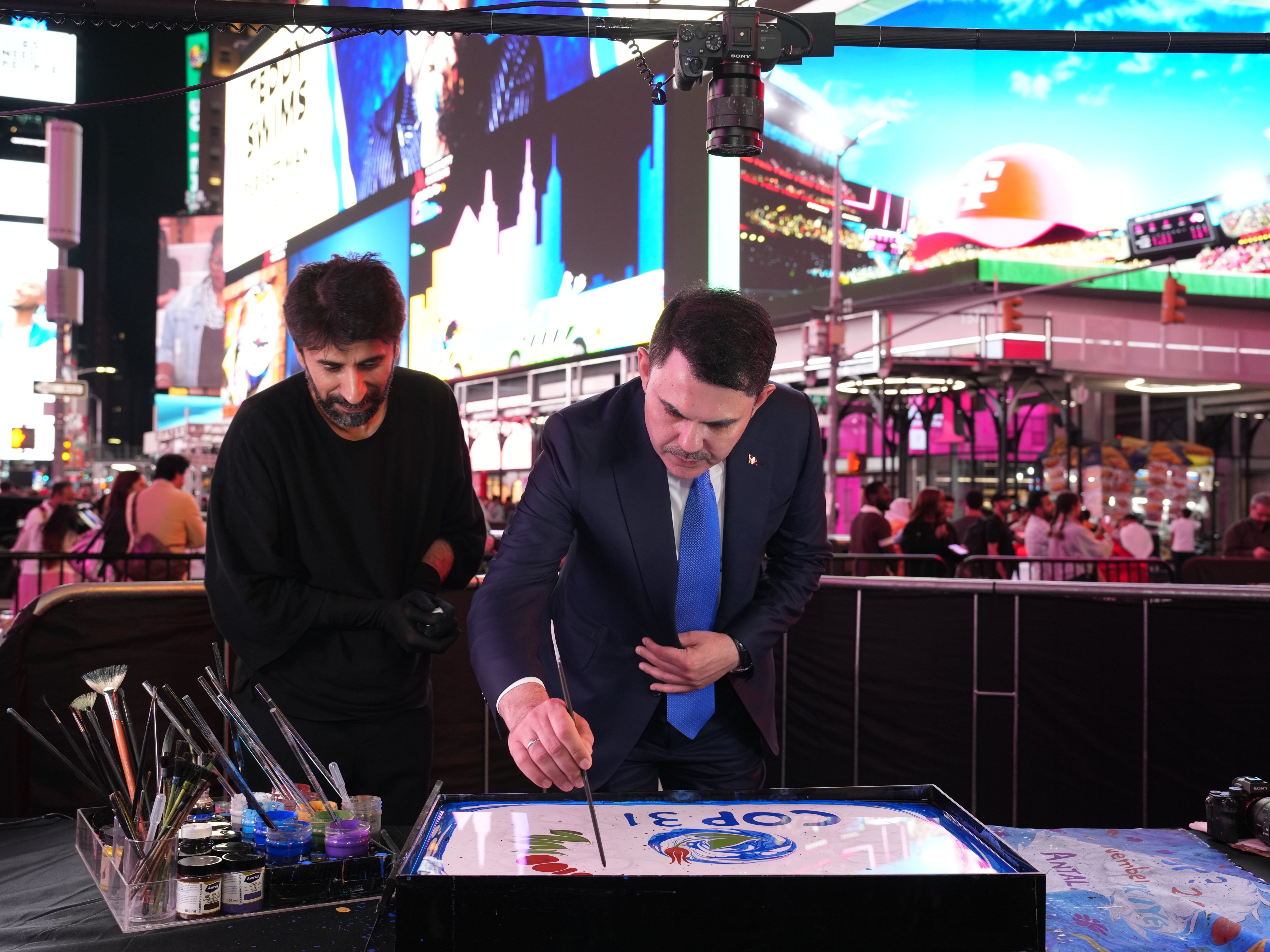 Times Meydanı COP31 LED kamyonları