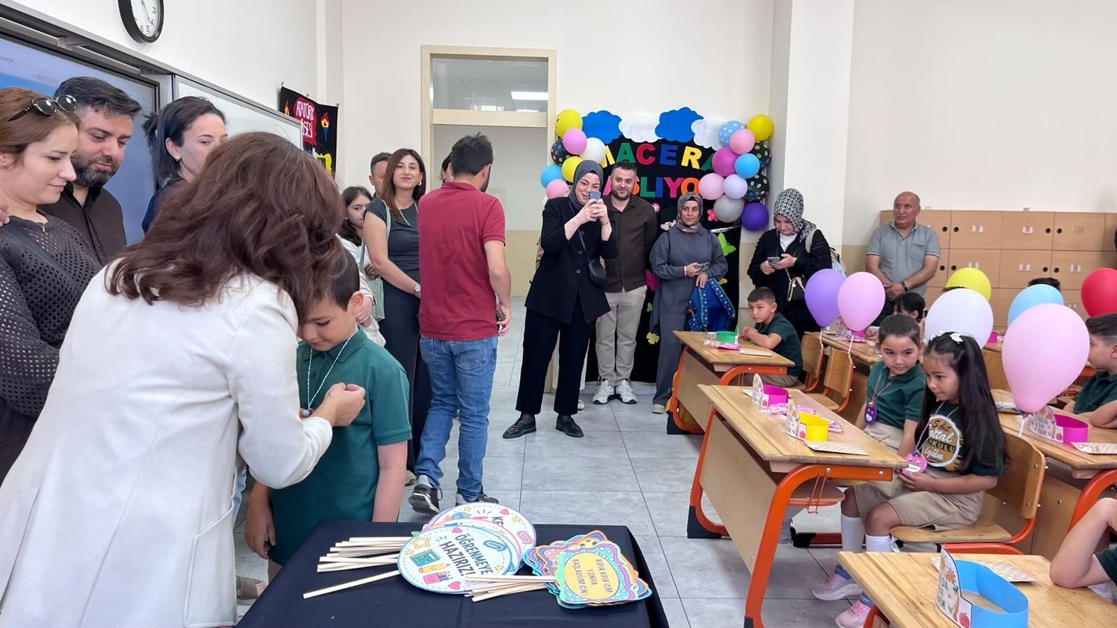 Uyum eğitimi başladı, öğretmen öğrencilerle ilgileniyor