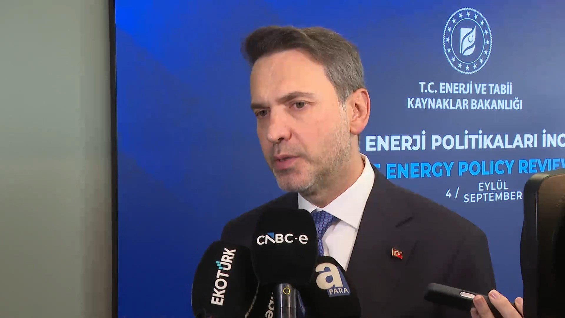 Enerji ve Tabii Kaynaklar Bakanı Alparslan Bayraktar basın toplantısında soruları yanıtlıyor