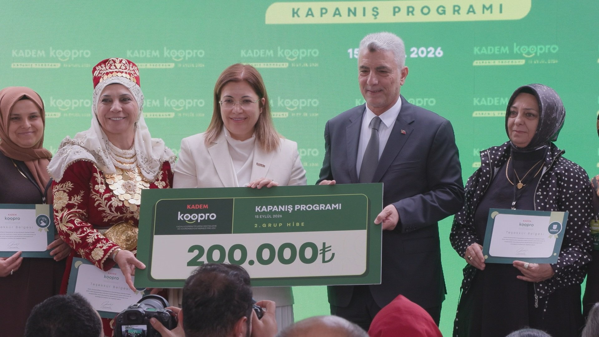 KooPro Ürün ve Hikaye Bahçesi standını ziyaret eden Bakan Bolat