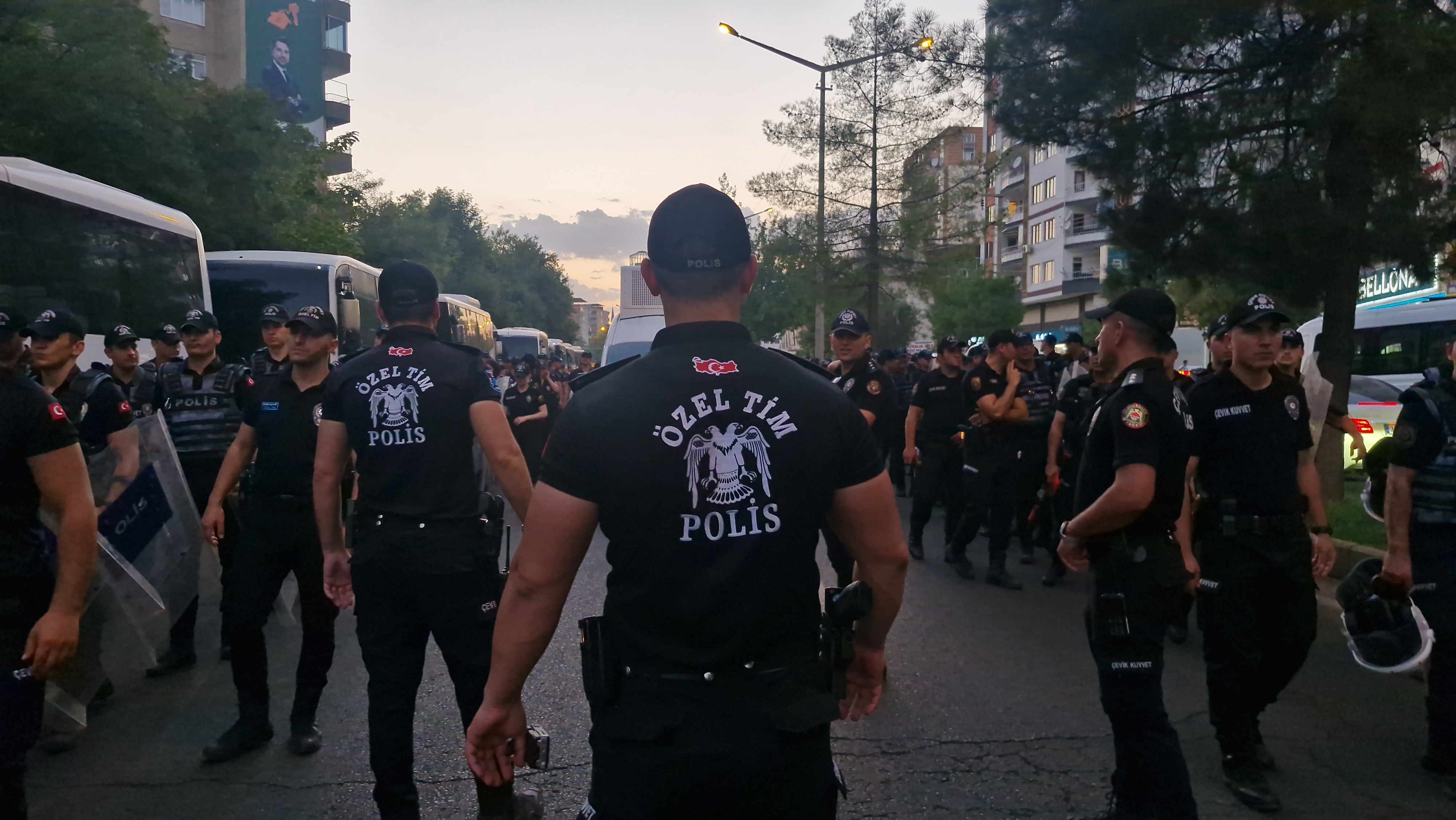 Tülay Hatimoğulları barış yürüyüşünde vatandaşlara sesleniyor