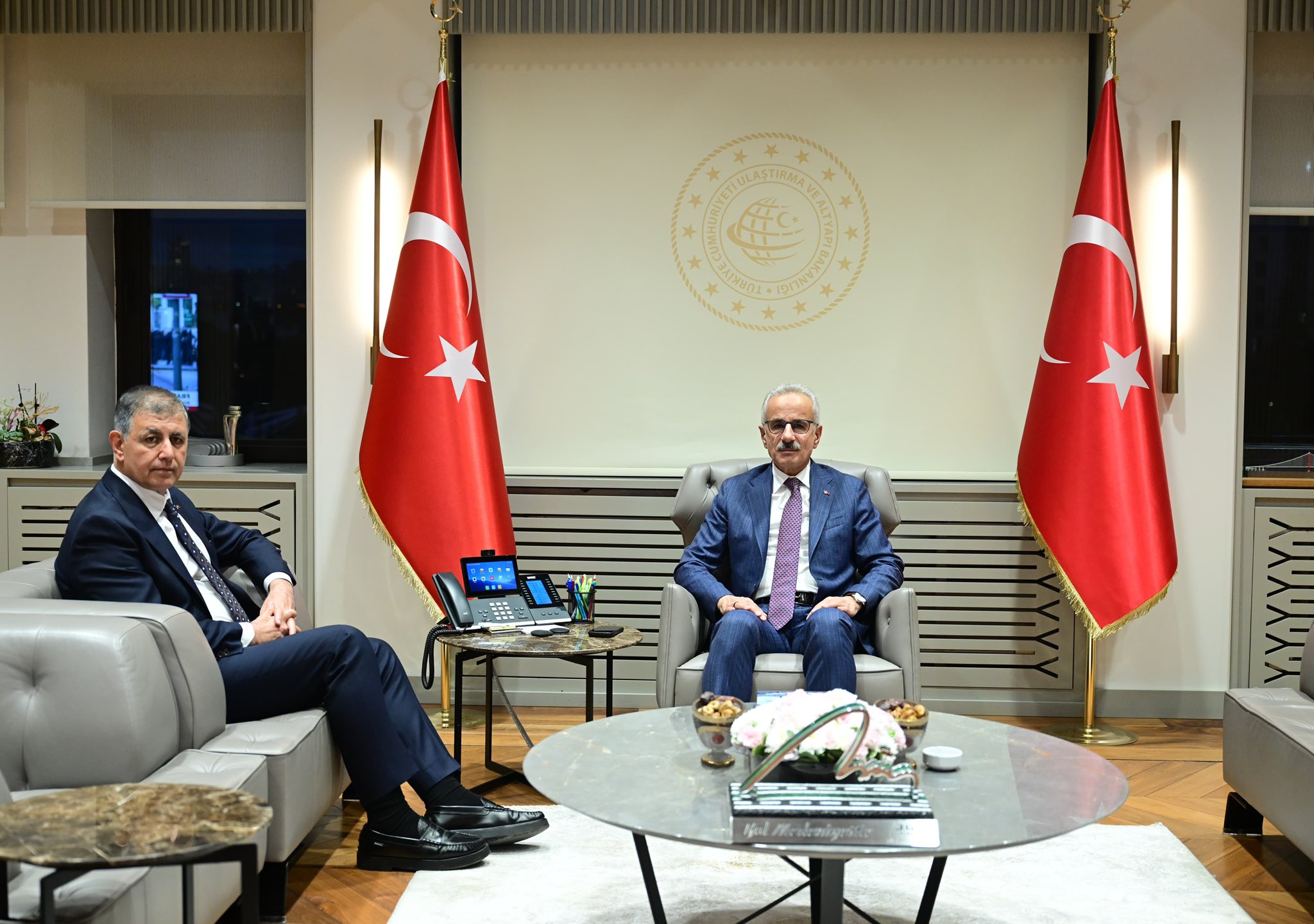 Ulaştırma ve Altyapı Bakanı Abdulkadir Uraloğlu, İzmir Büyükşehir Belediye Başkanı Cemil Tugay