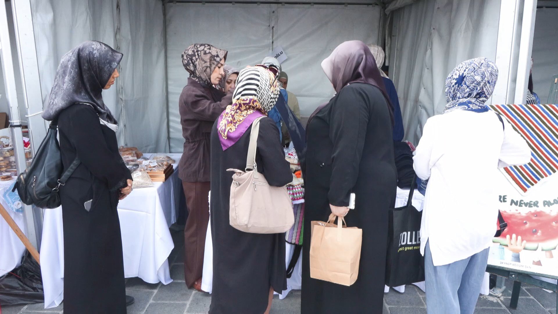 AK Parti İstanbul İl Kadın Kolları Başkanı Saliha Demirer kermeste konuşma yaptı