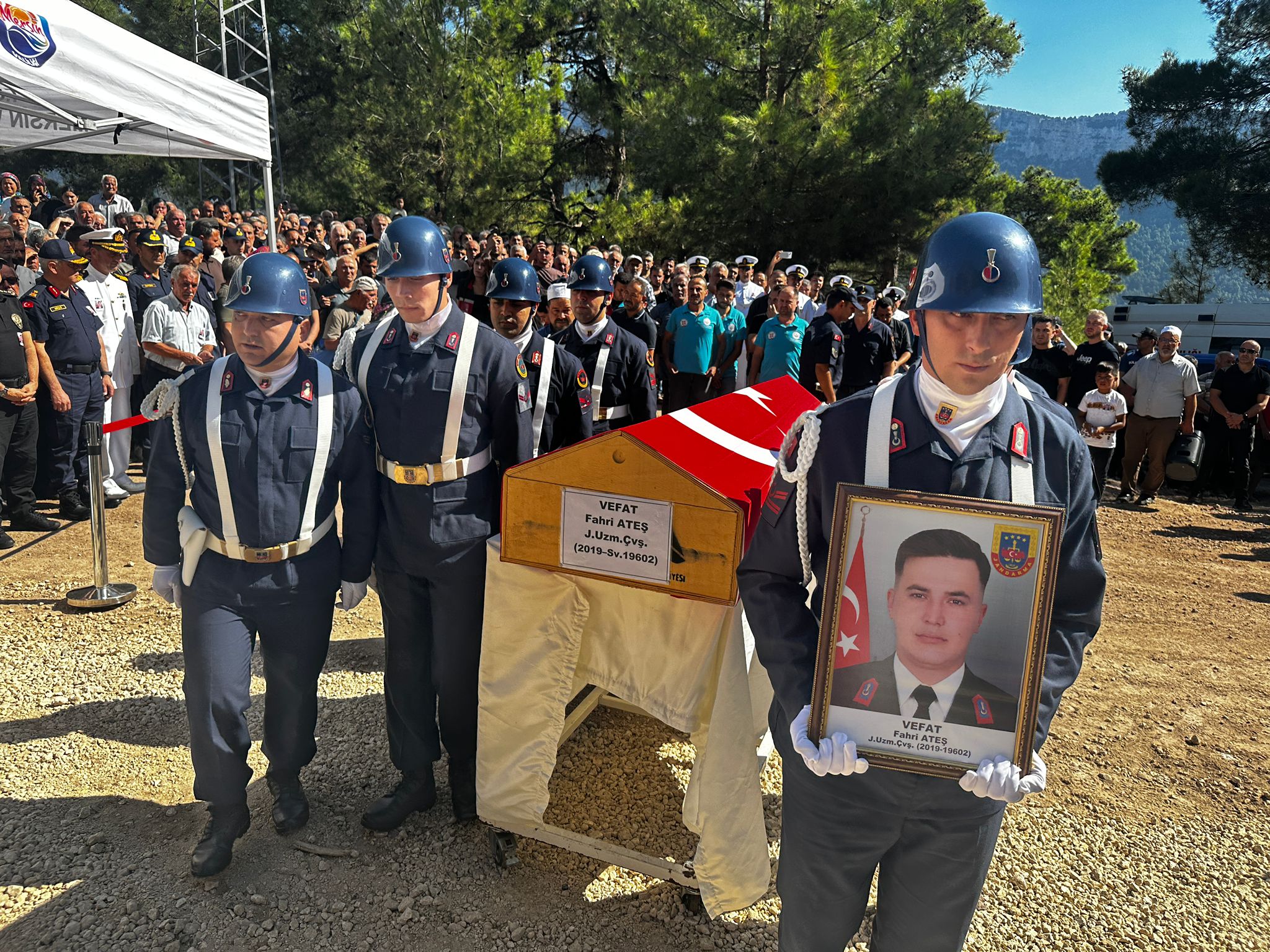 Cenaze törenine katılan askerler