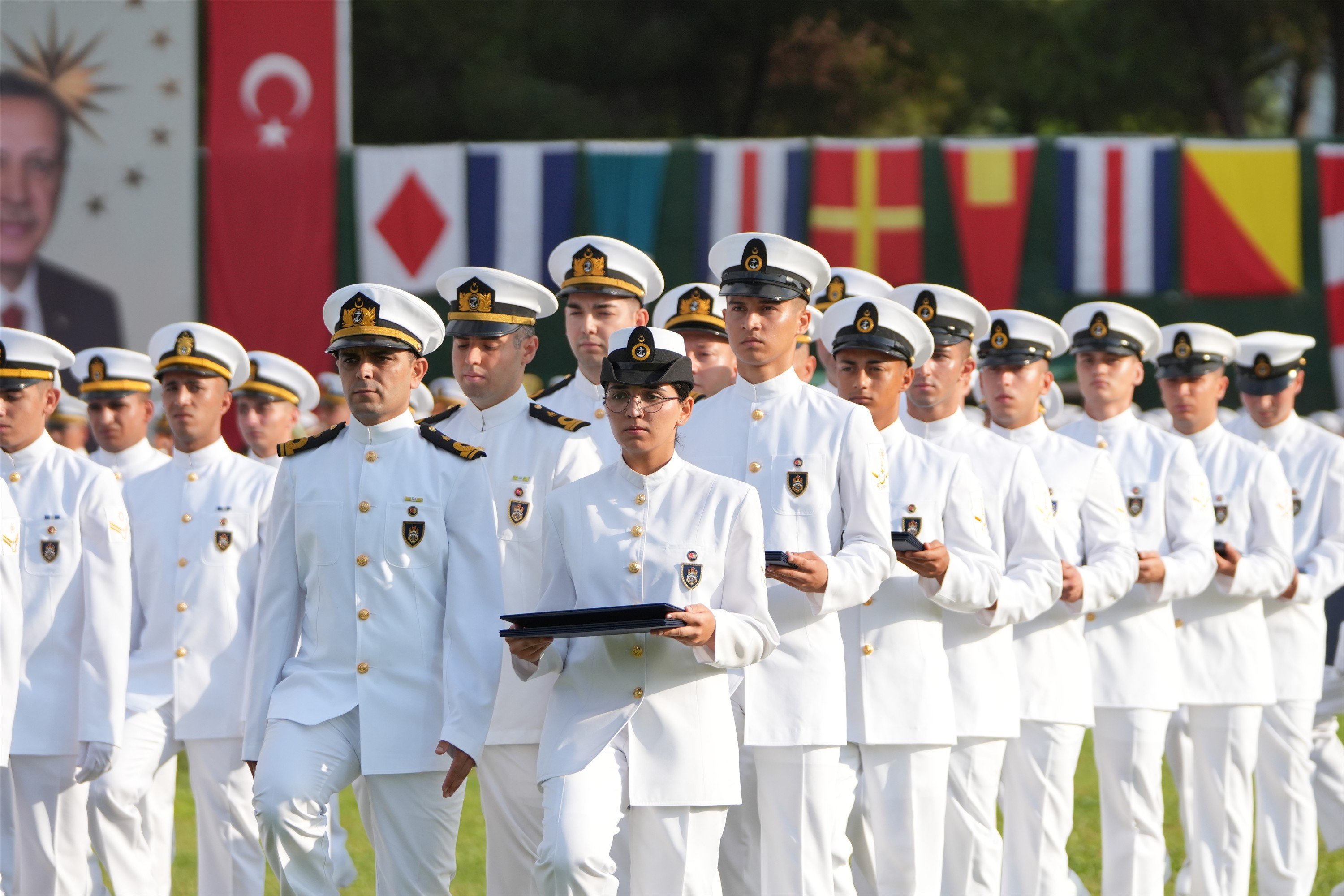 Deniz astsubayı mezuniyet töreni geçişi2