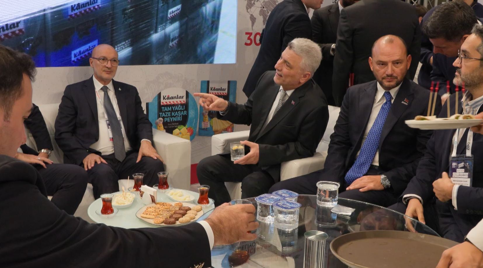 Bakan Bolat stantları gezdi