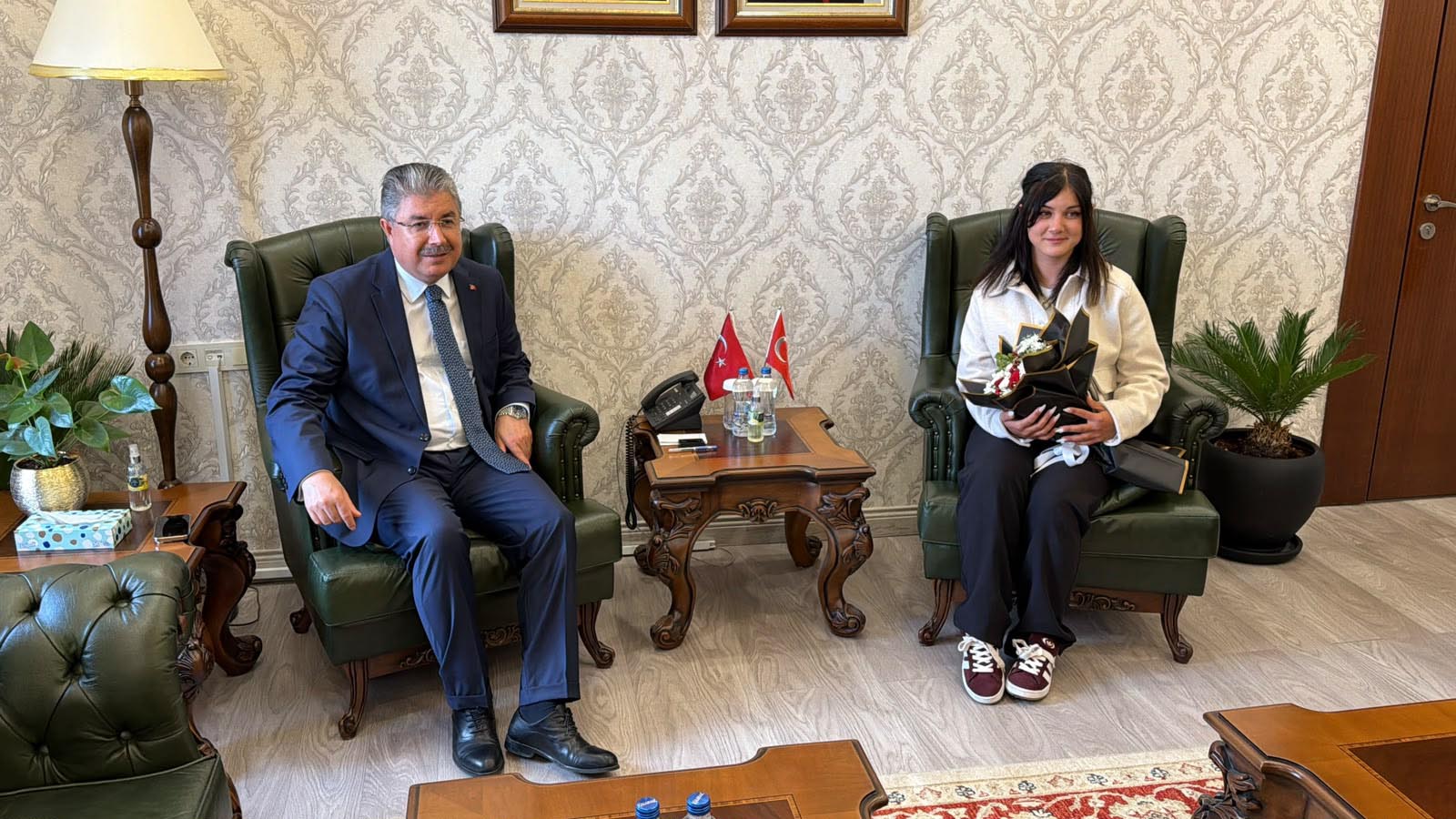 Vali Yılmaz, kurye Gülten Yeşil'i makamında ağırladı