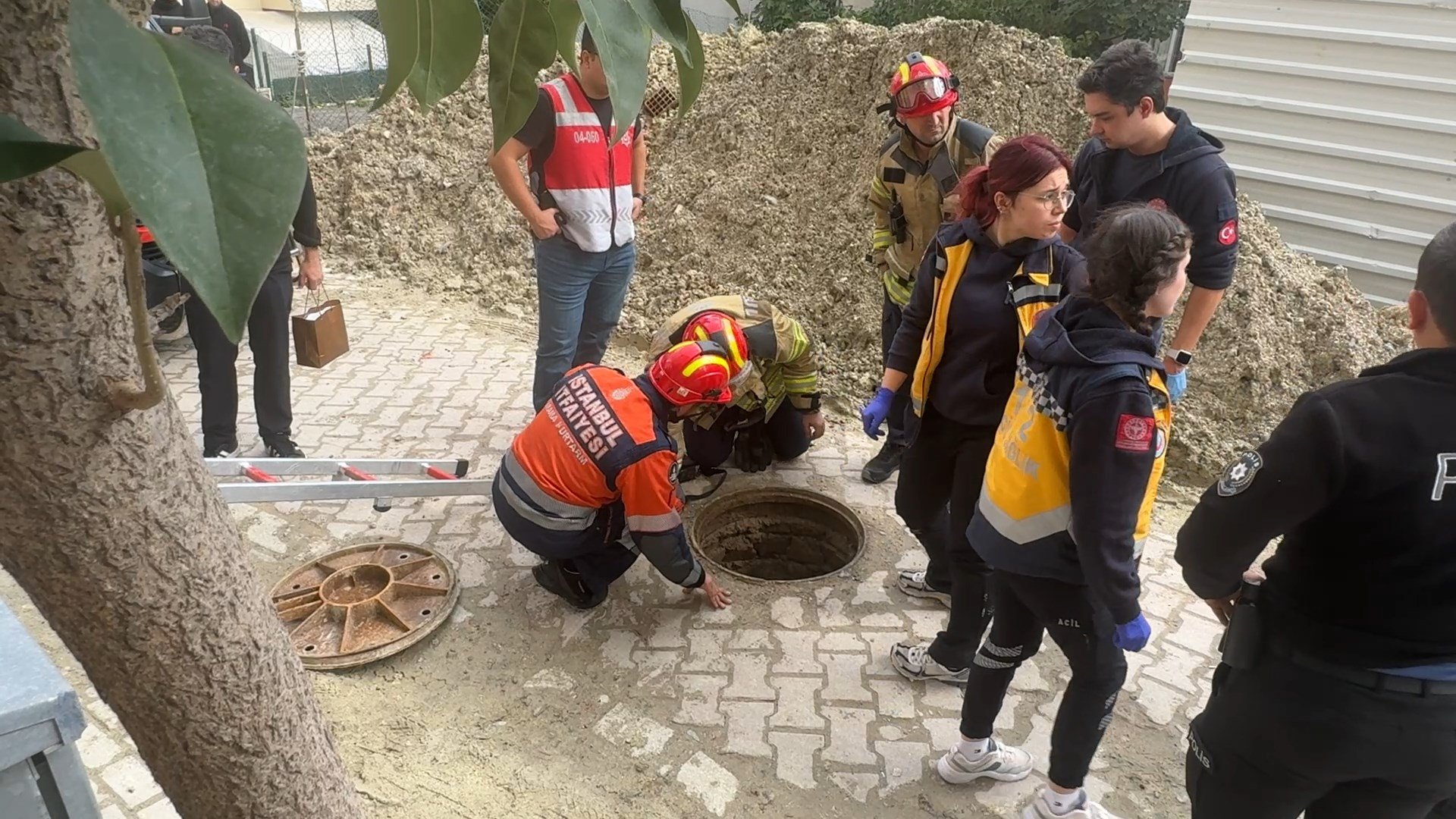 İtfaiye ekipleri kurtarma çalışması yapıyor