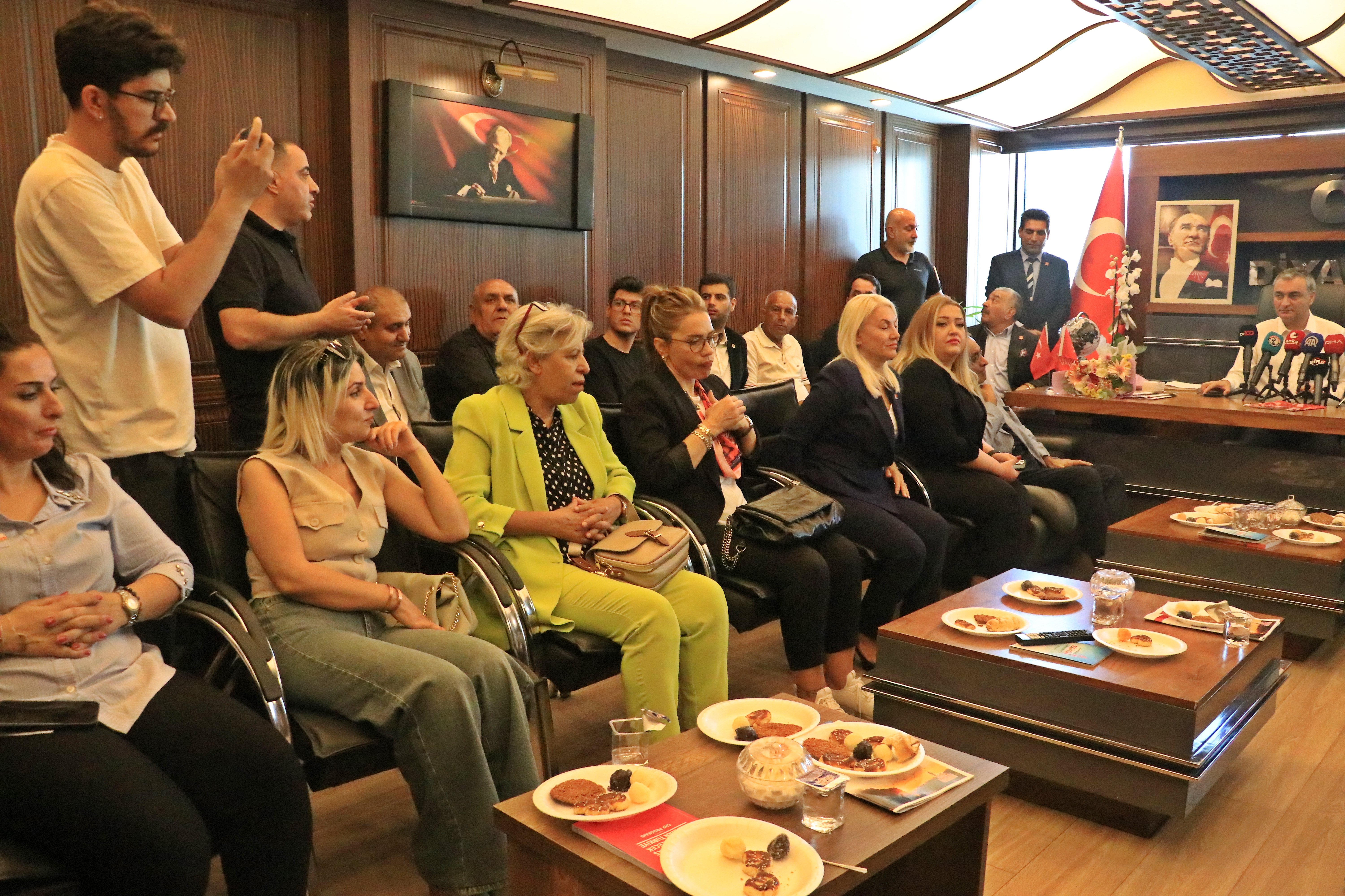 CHP heyeti Diyarbakır İl Başkanlığında partililerle buluştu