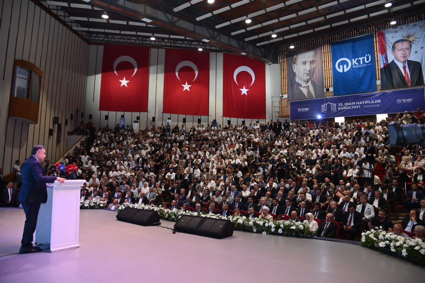 Kurultay katılımcıları