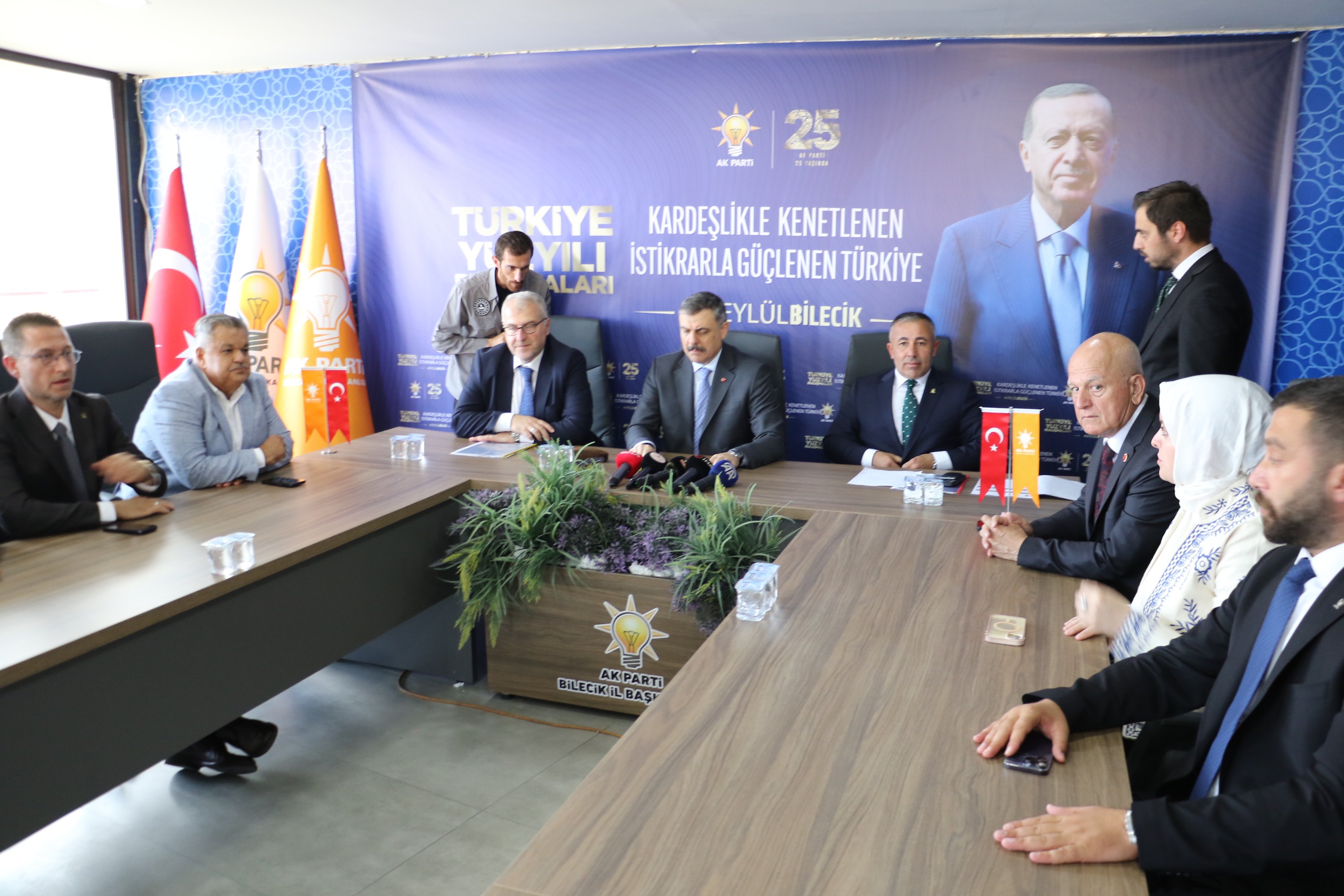 İçişleri Bakanı Mustafa Çiftçi partililerle bir arada