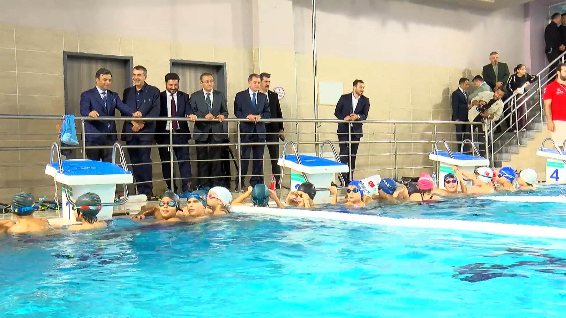 Bakan Tekin çocuklar ve gençlerle fotoğraf çektirdi