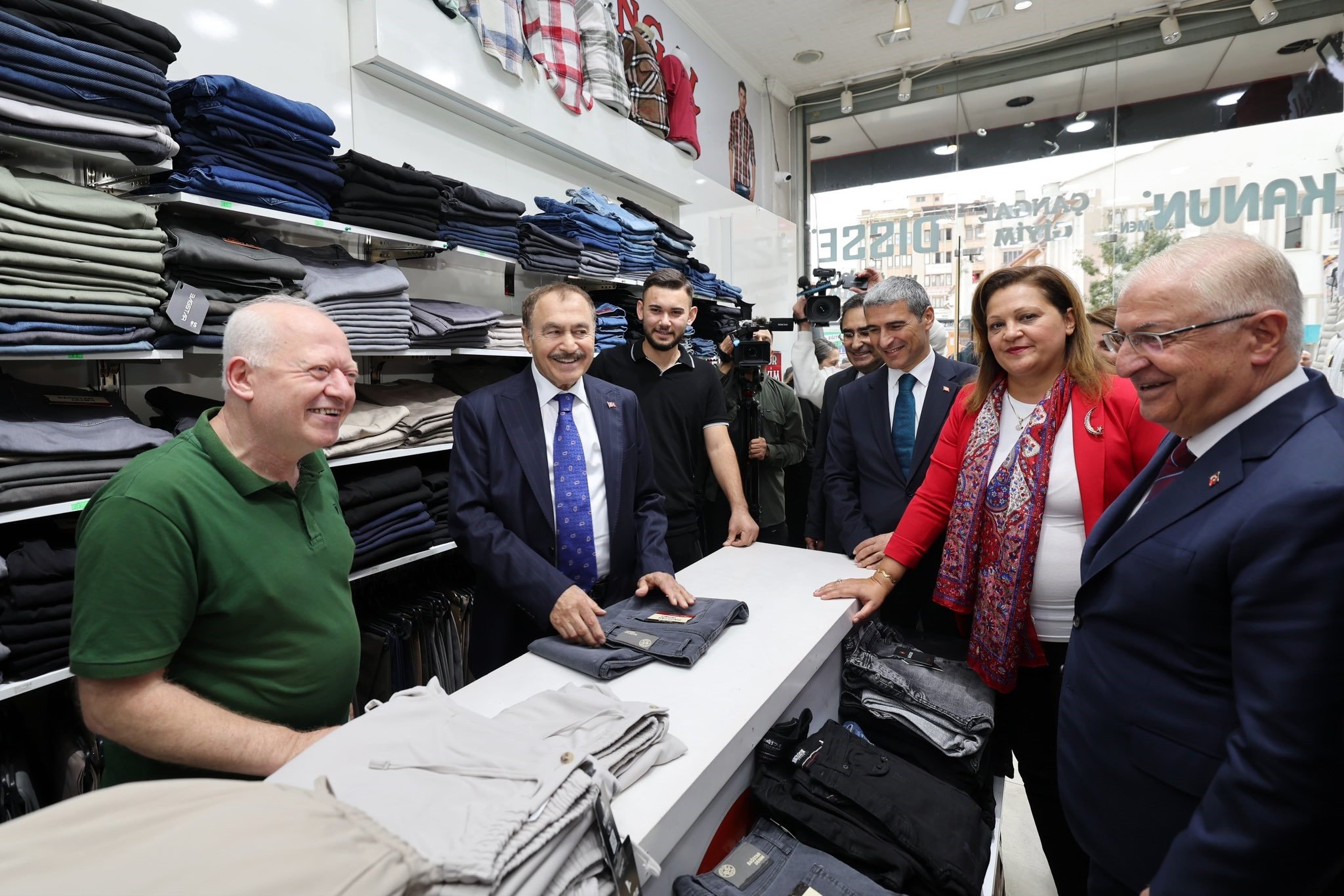 Milli Savunma Bakanı Yaşar Güler esnaf ziyaretinde
