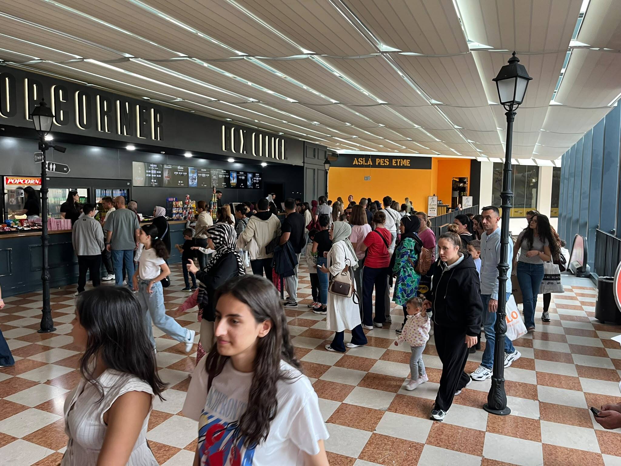 Sinema salonunda seyirciler