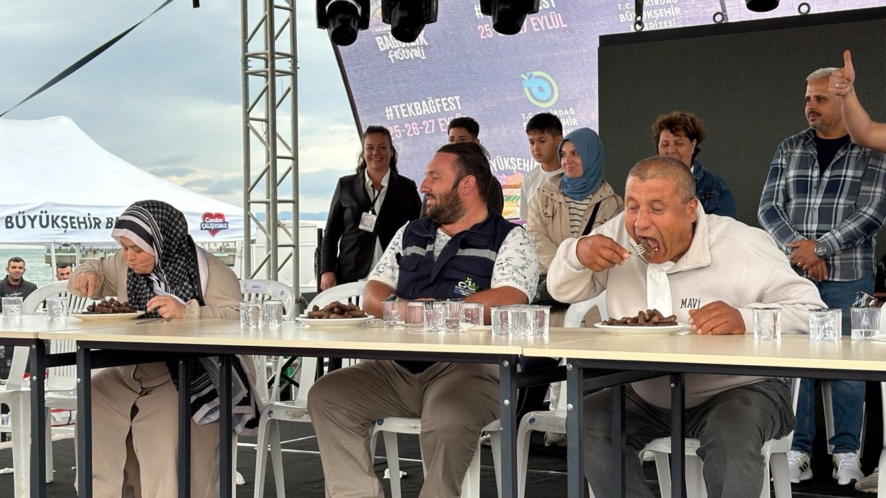 Festival sahnesinde köfte yeme yarışması