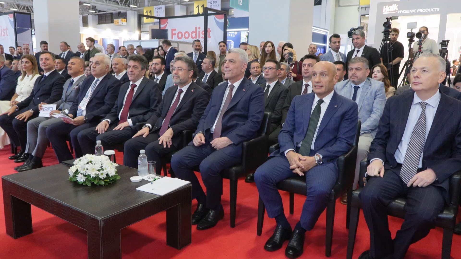 Tarım ve Orman Bakanı İbrahim Yumaklı ve Ticaret Bakanı Ömer Bolat fuar standını geziyor