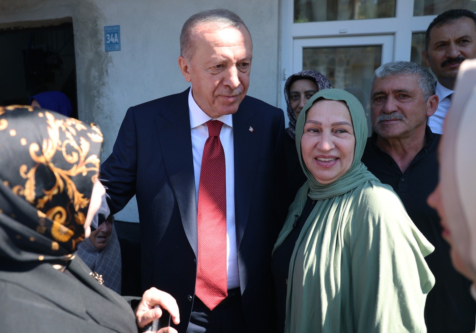 Cumhurbaşkanı Erdoğan hemşehrileriyle hatıra fotoğrafı