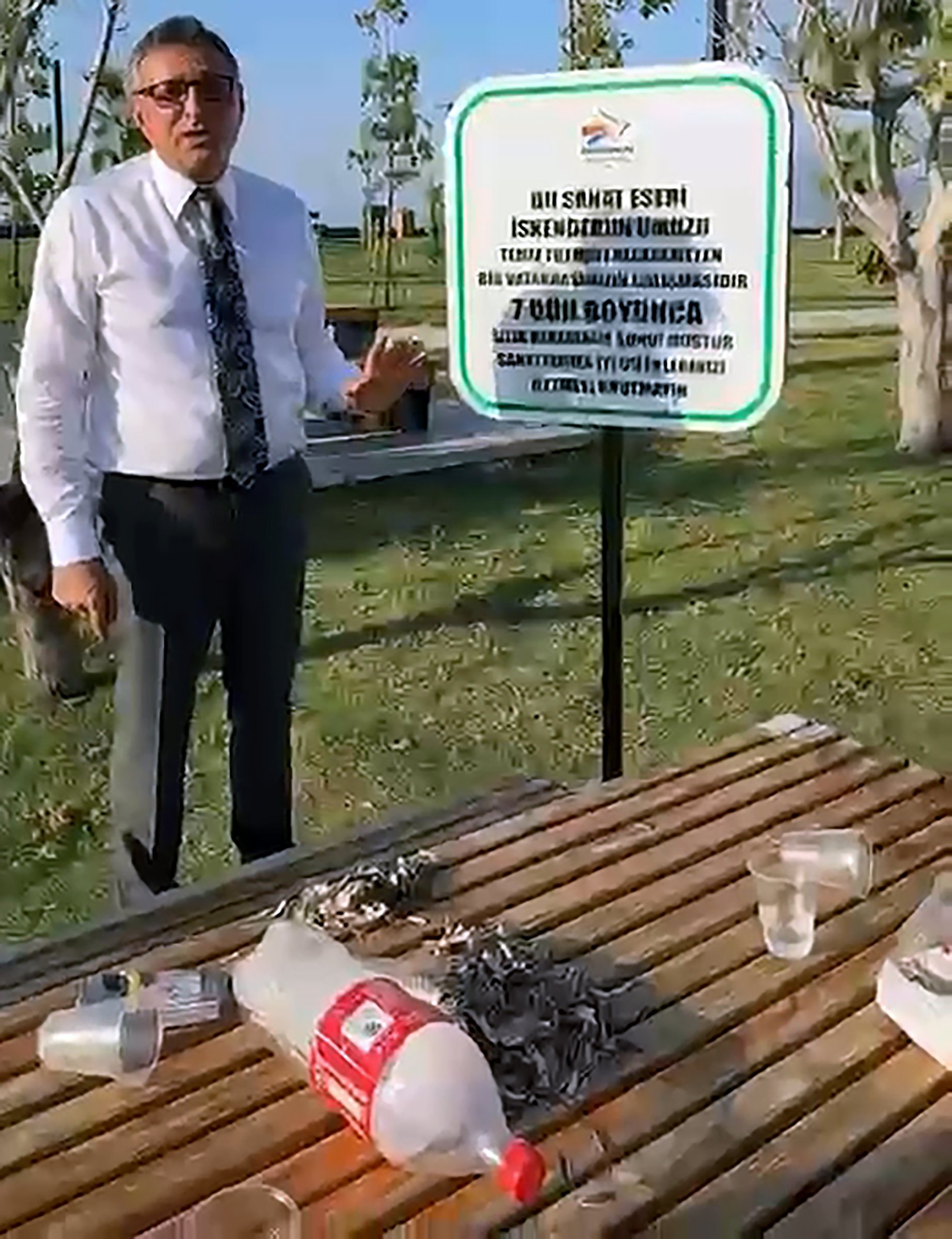İskenderun sahilinde kirli oturma grubu sergileniyor