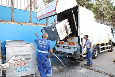 Bağcılar Belediyesi okul bahçesi temizliği