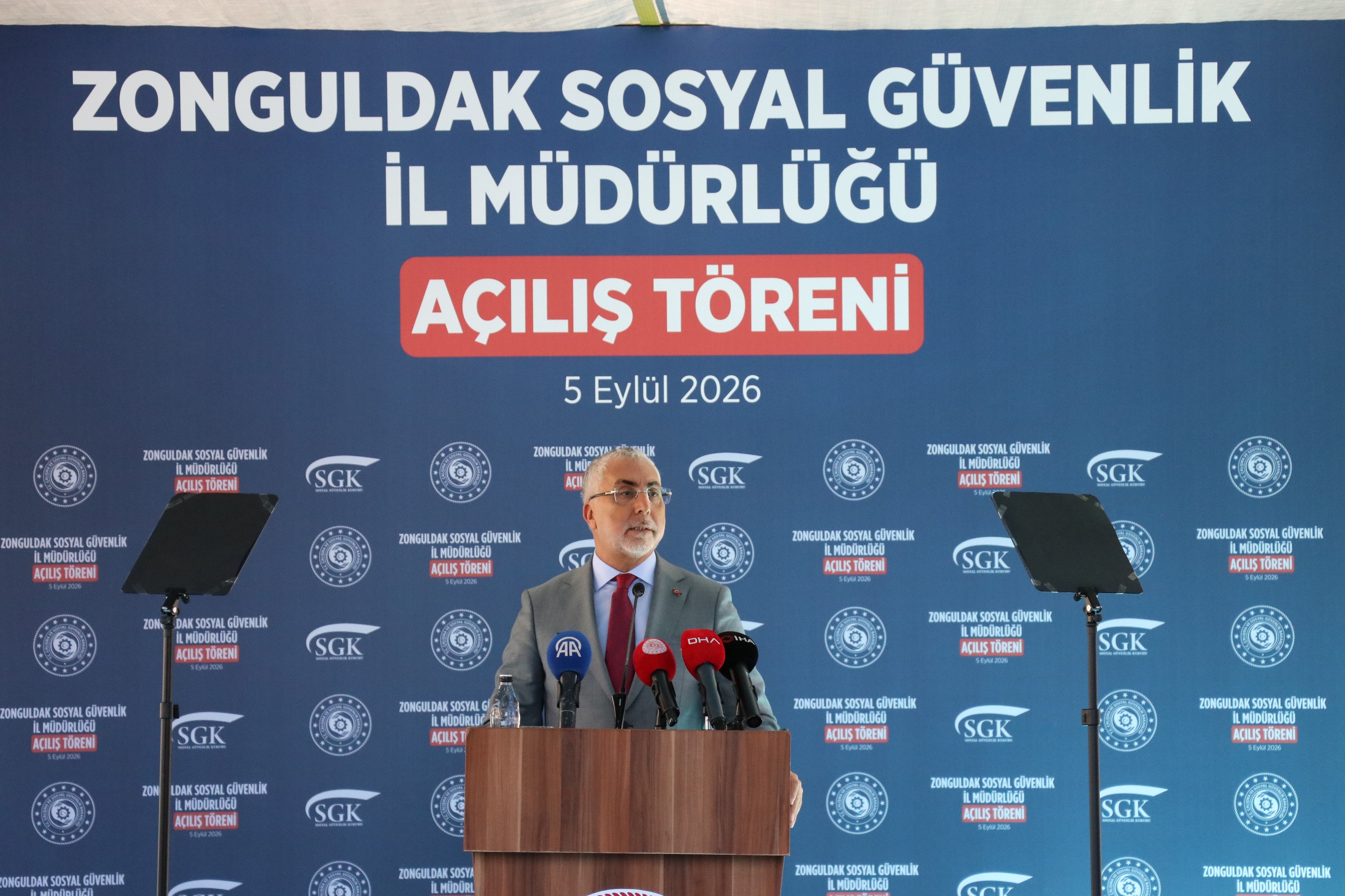 Bakan Işıkhan basın mensuplarına açıklama yapıyor