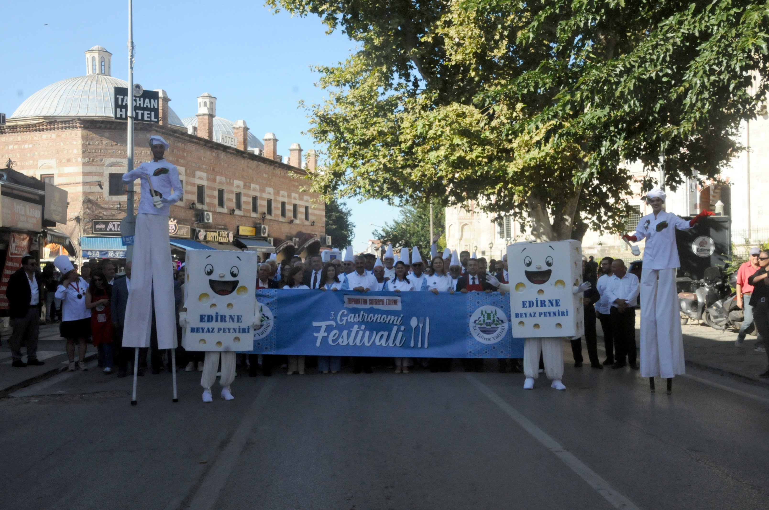 Edirne Valisi Yunus Sezer festivalde konuşma yaparken
