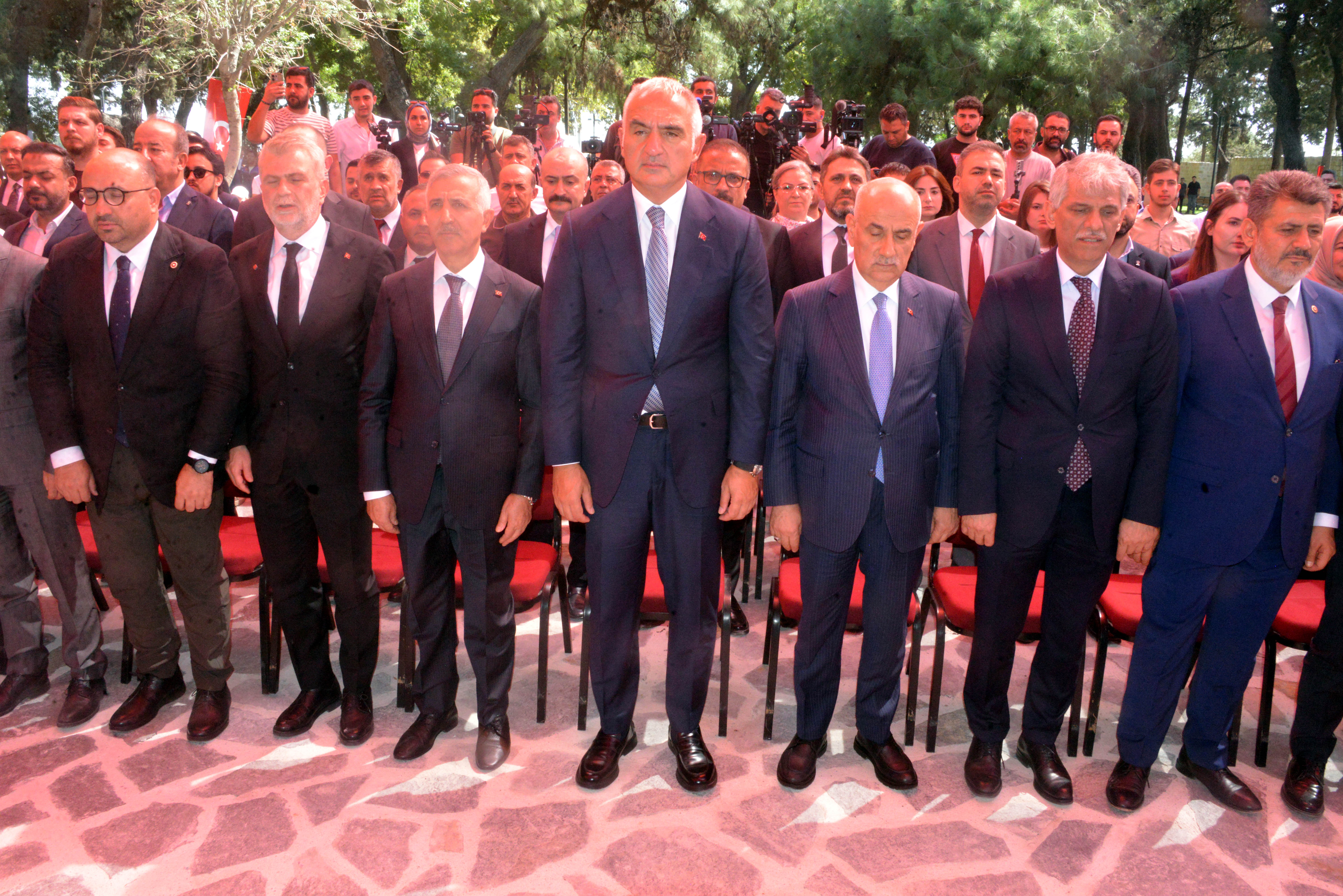 Açılış törenine katılan protokol üyeleri