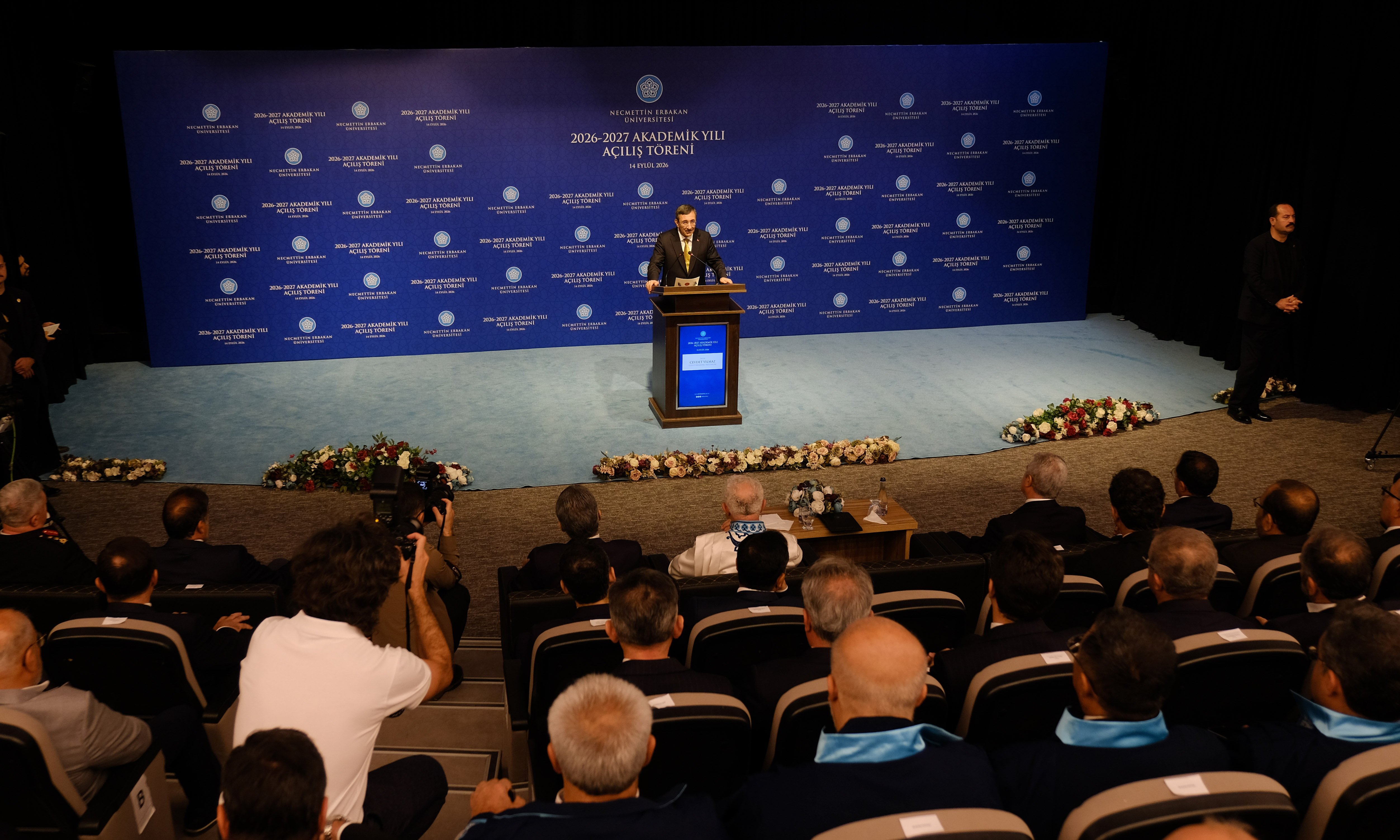 Cevdet Yılmaz gençlere seslenirken