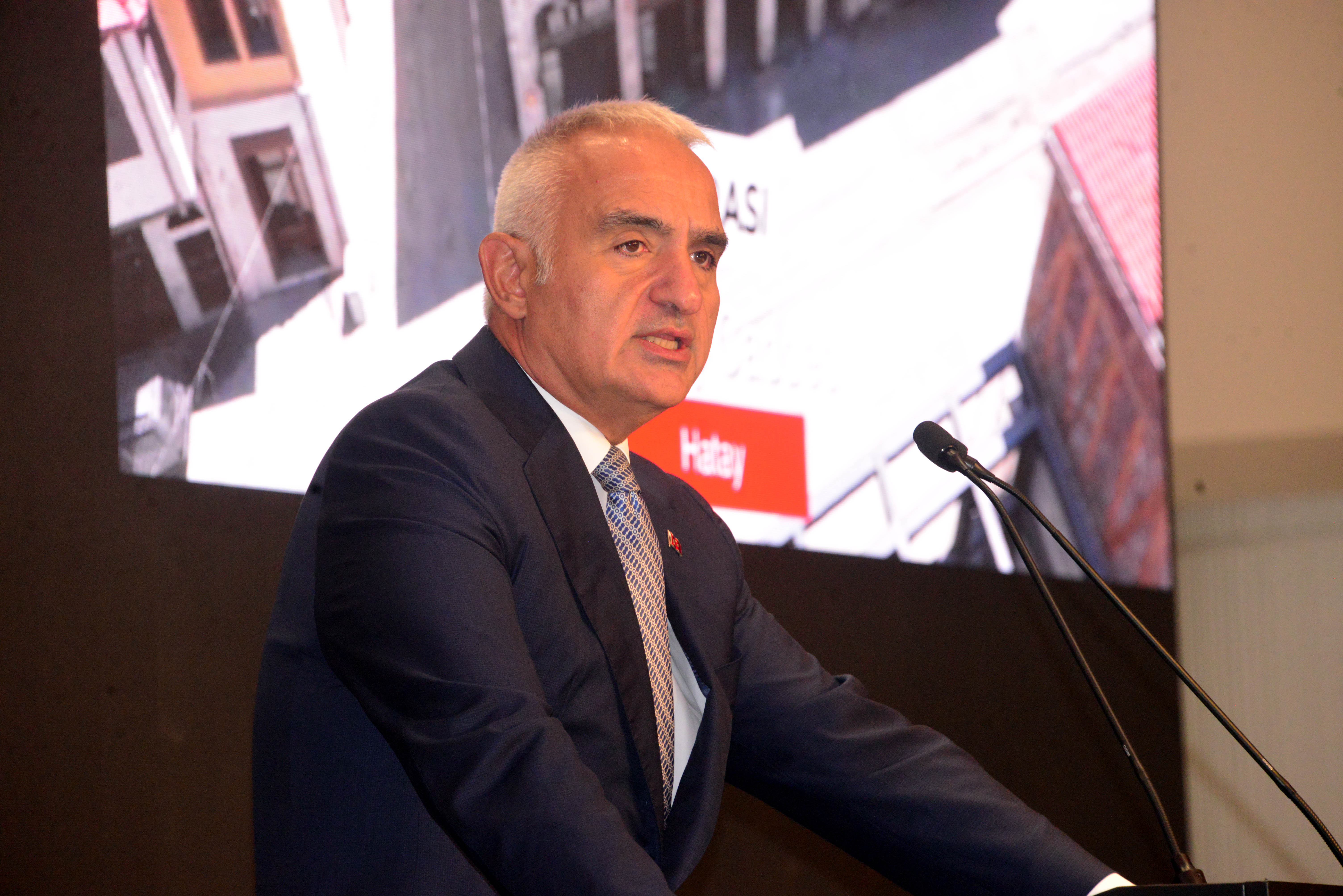 Deprem bölgesindeki restorasyon toplantısı