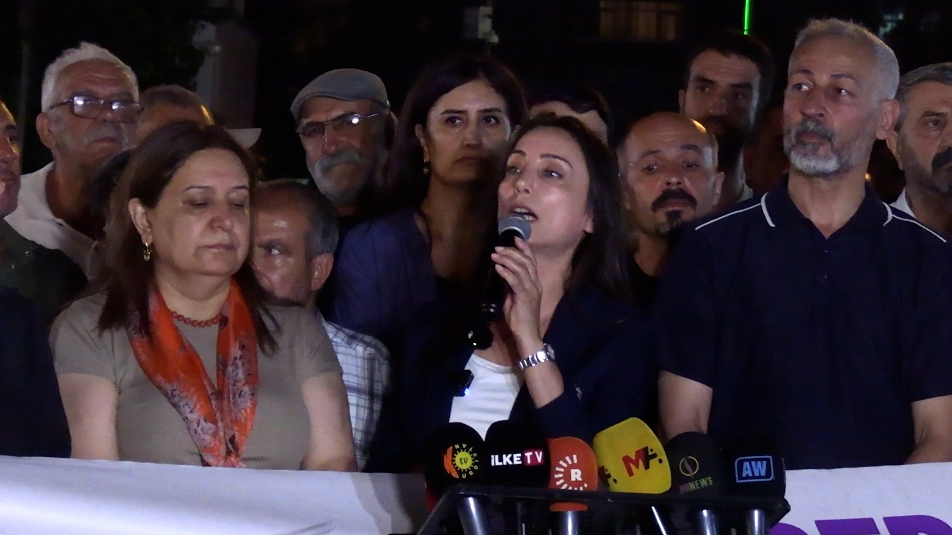 DEM Parti Eş Genel Başkanı Tülay Hatimoğulları 1 Eylül Dünya Barış Günü yürüyüşünde konuşma yapıyor
