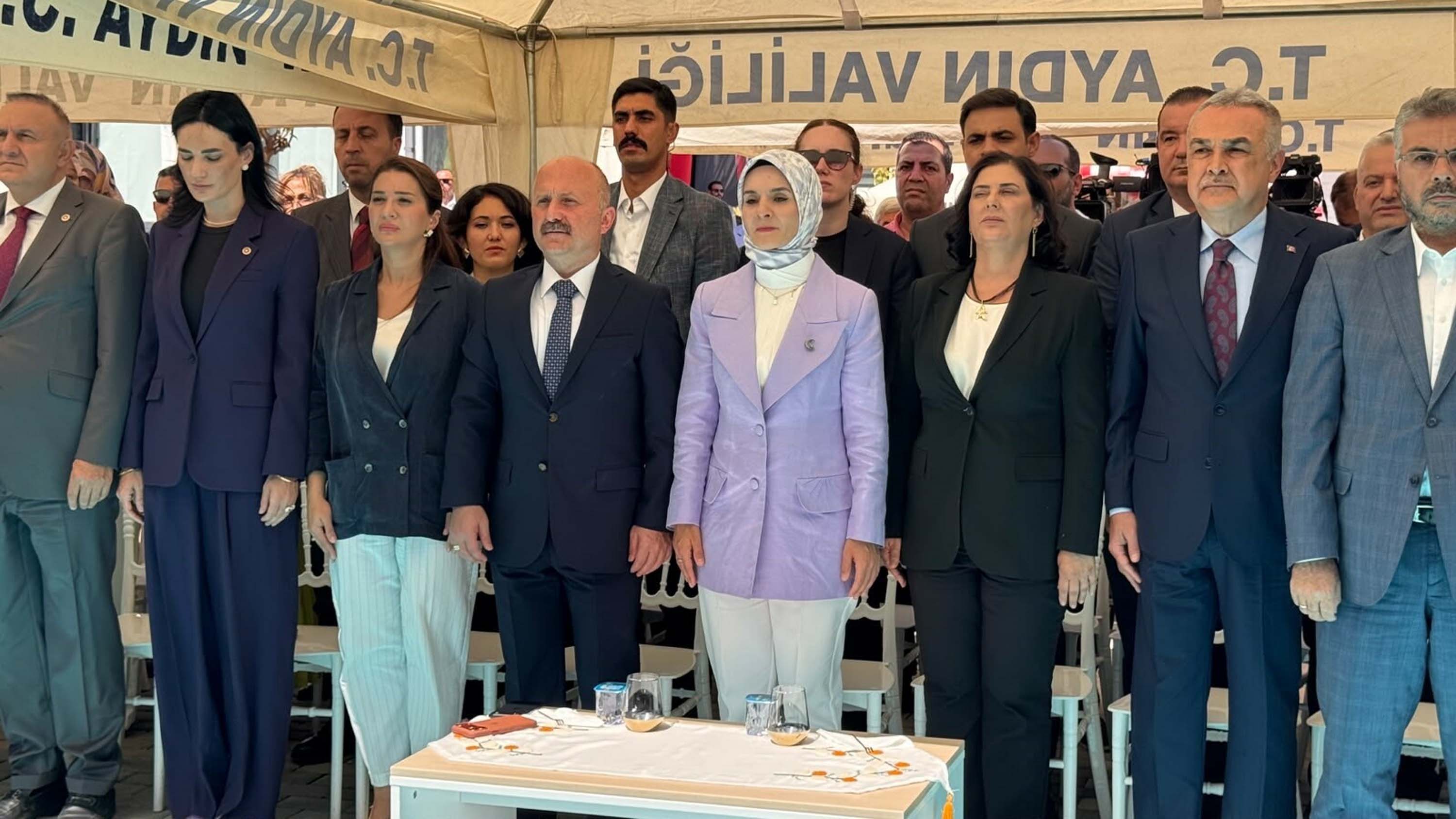 Bakan Mahinur Özdemir Göktaş konuşma yaparken