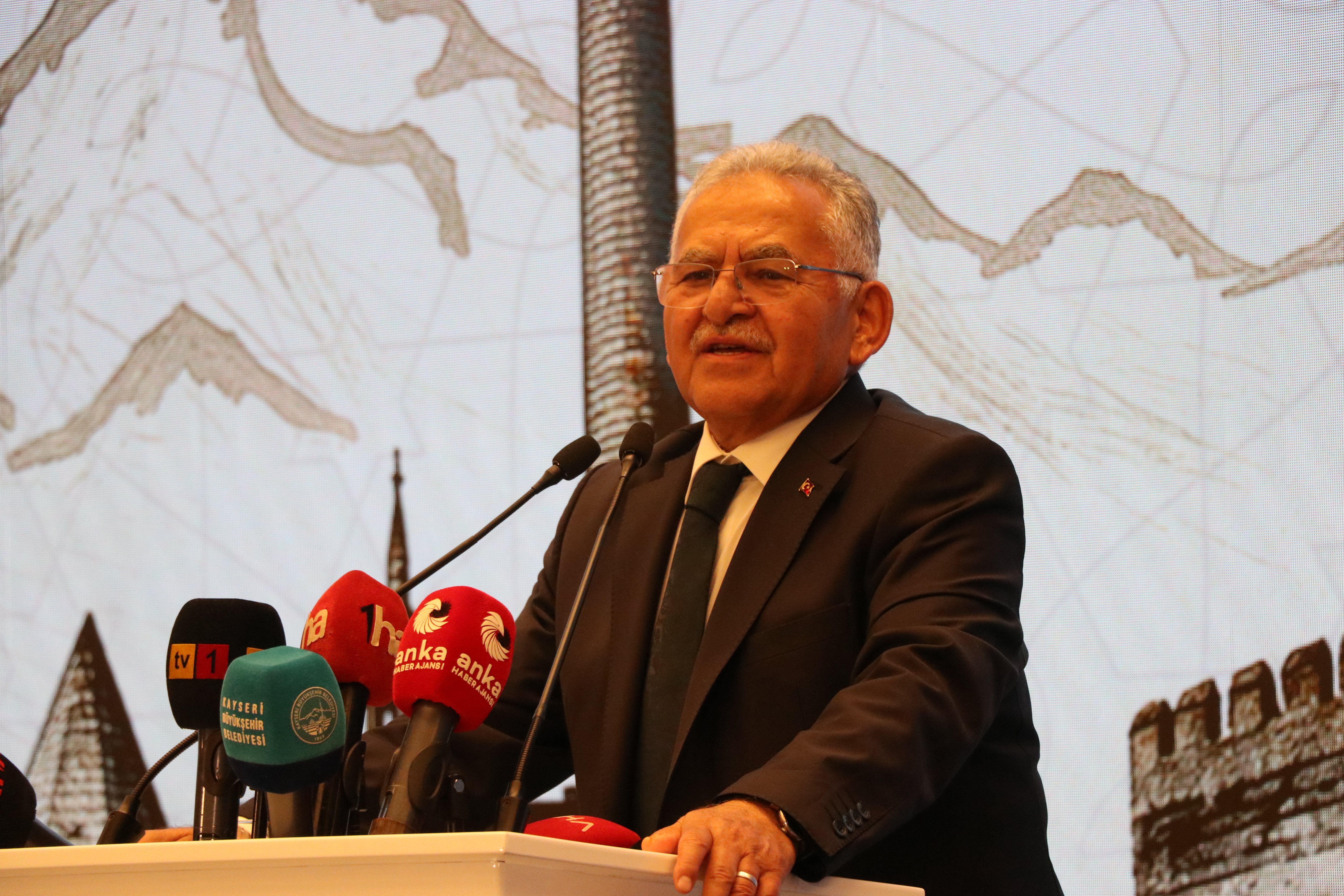Kayseri Büyükşehir Belediye Başkanı Memduh Büyükkılıç Toplantıda Konuşuyor